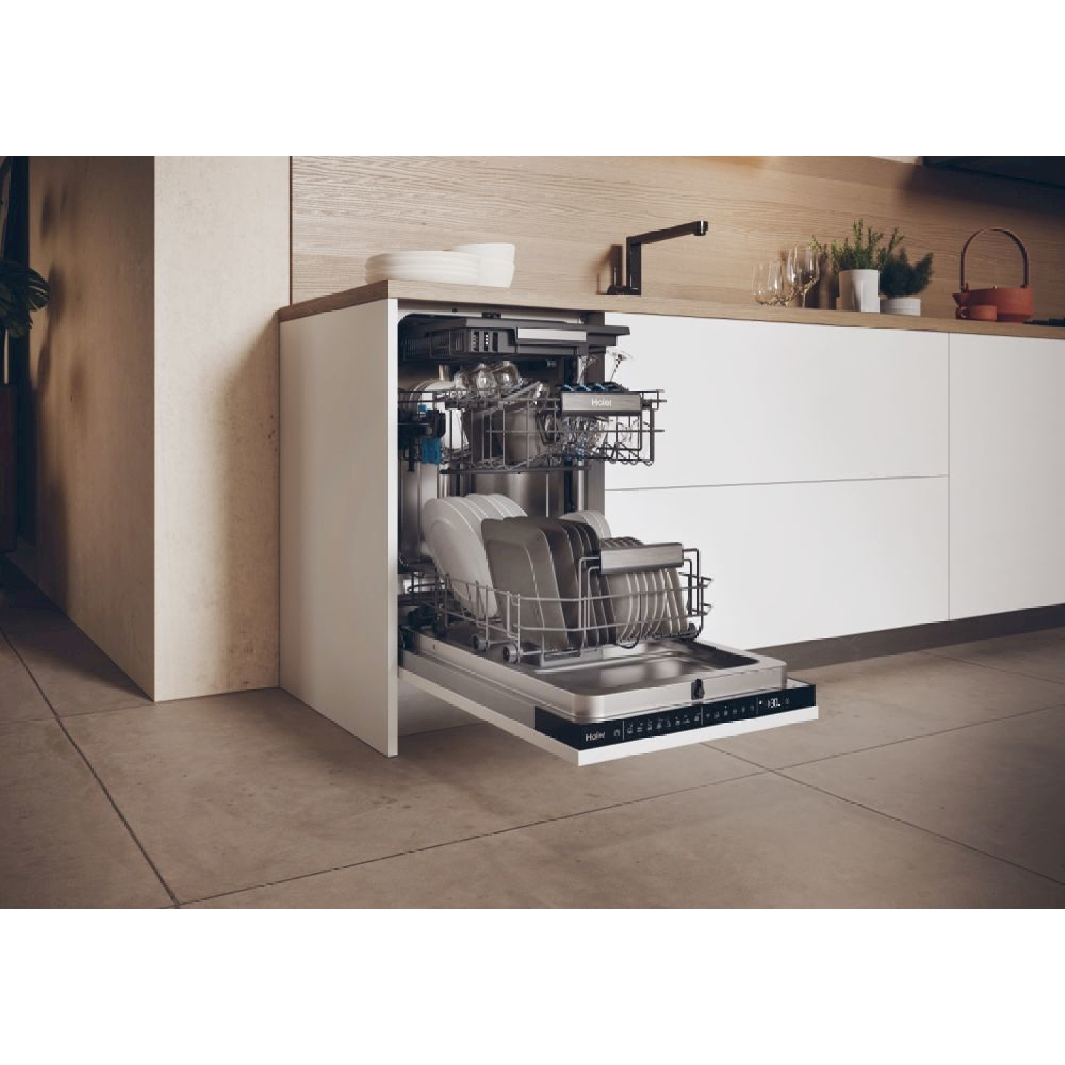 Una lavastoviglie aperta con piatti all'interno. Si trova in una cucina moderna con mobili bianchi e dettagli in legno.