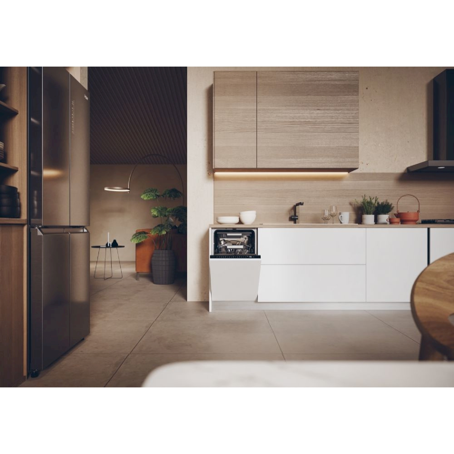 Cucina moderna con lavastoviglie aperta, frigorifero in acciaio inox, mobili in legno e una pianta in vaso. Tavolozza di colori neutra.