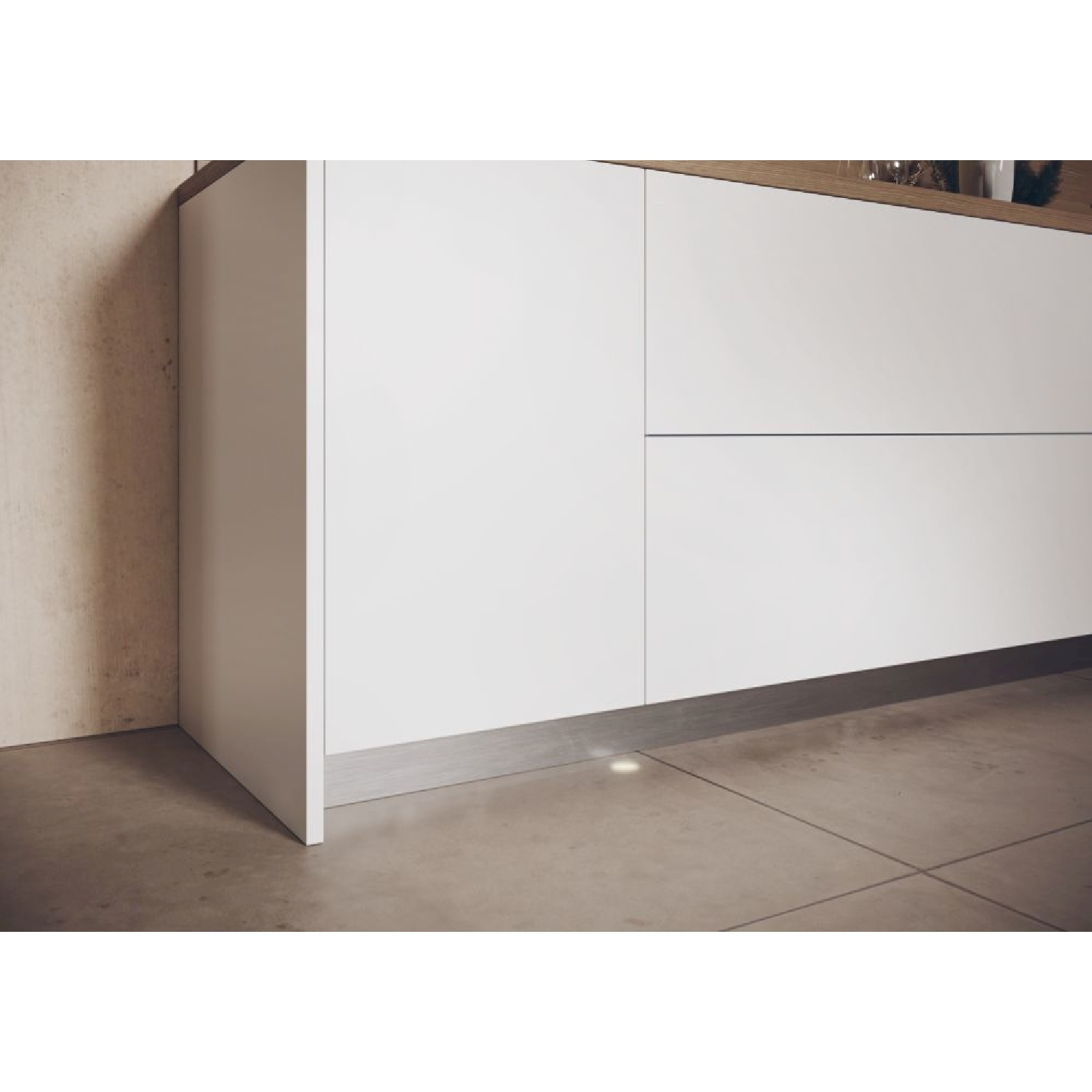 Un mobile da cucina con ante bianche e piano di lavoro in legno. Il pavimento è piastrellato. C'è una base in metallo e una luce.