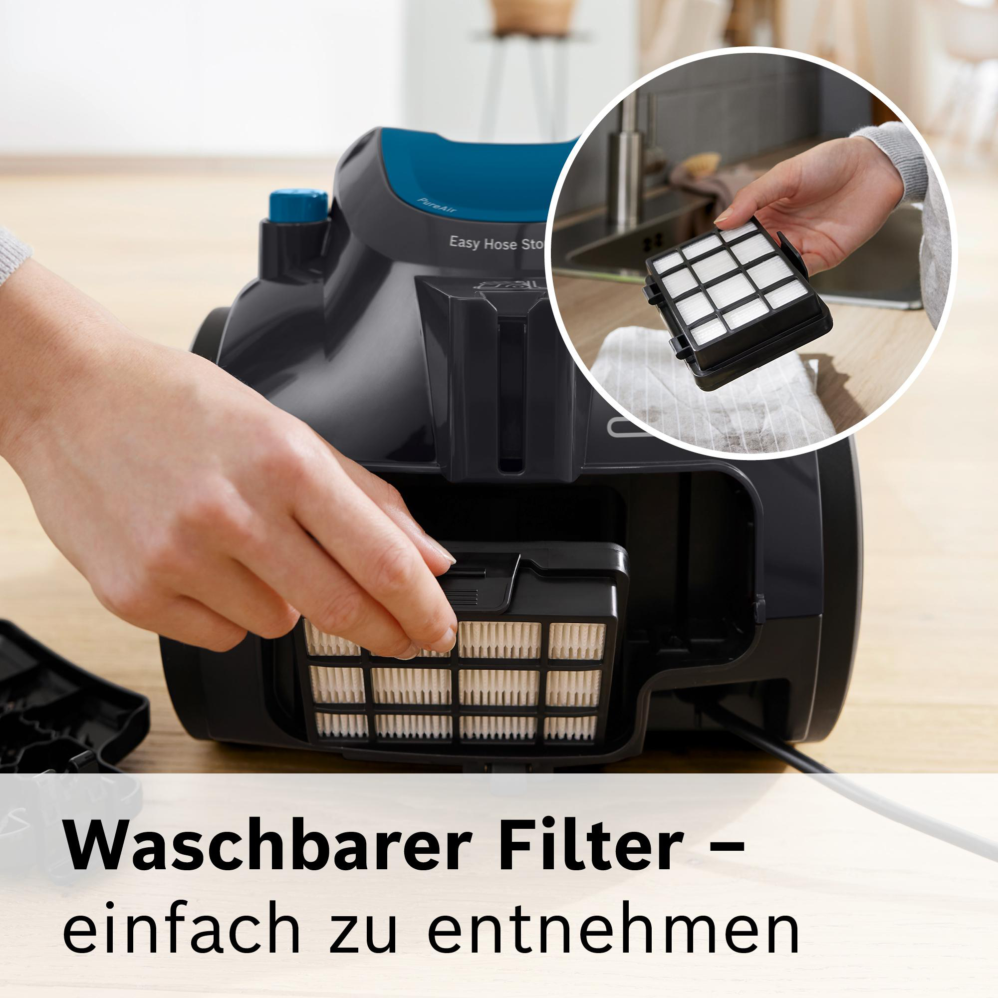 Eine Hand entfernt einen Filter aus einem schwarzen Staubsauger. Der Filter ist weiß und schwarz. Der Hintergrund ist verschwommen.
