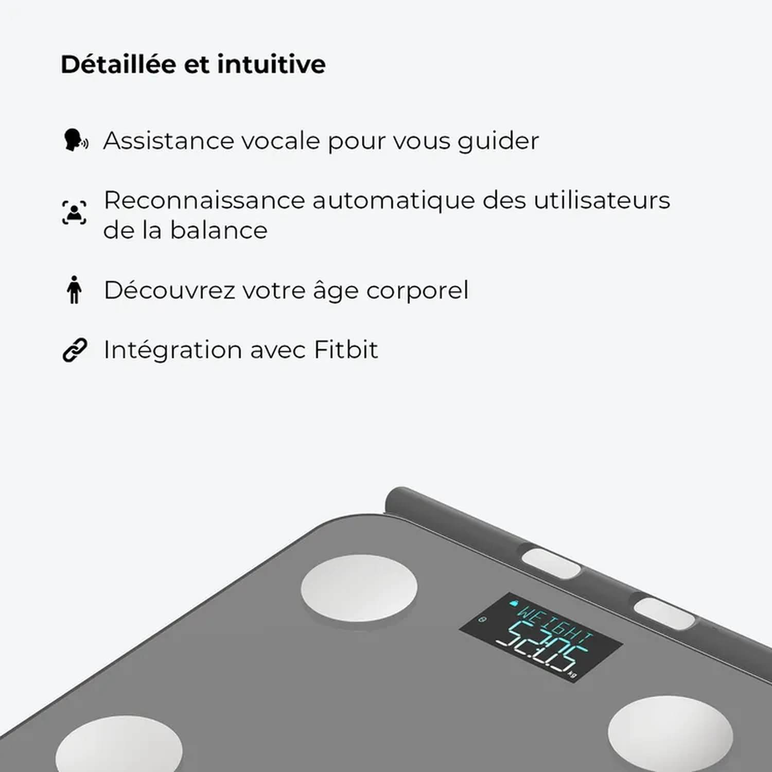 Een digitale weegschaal toont gewicht en functies: spraakassistentie, automatische gebruikersherkenning, lichaamsleeftijd en Fitbit-integratie.
