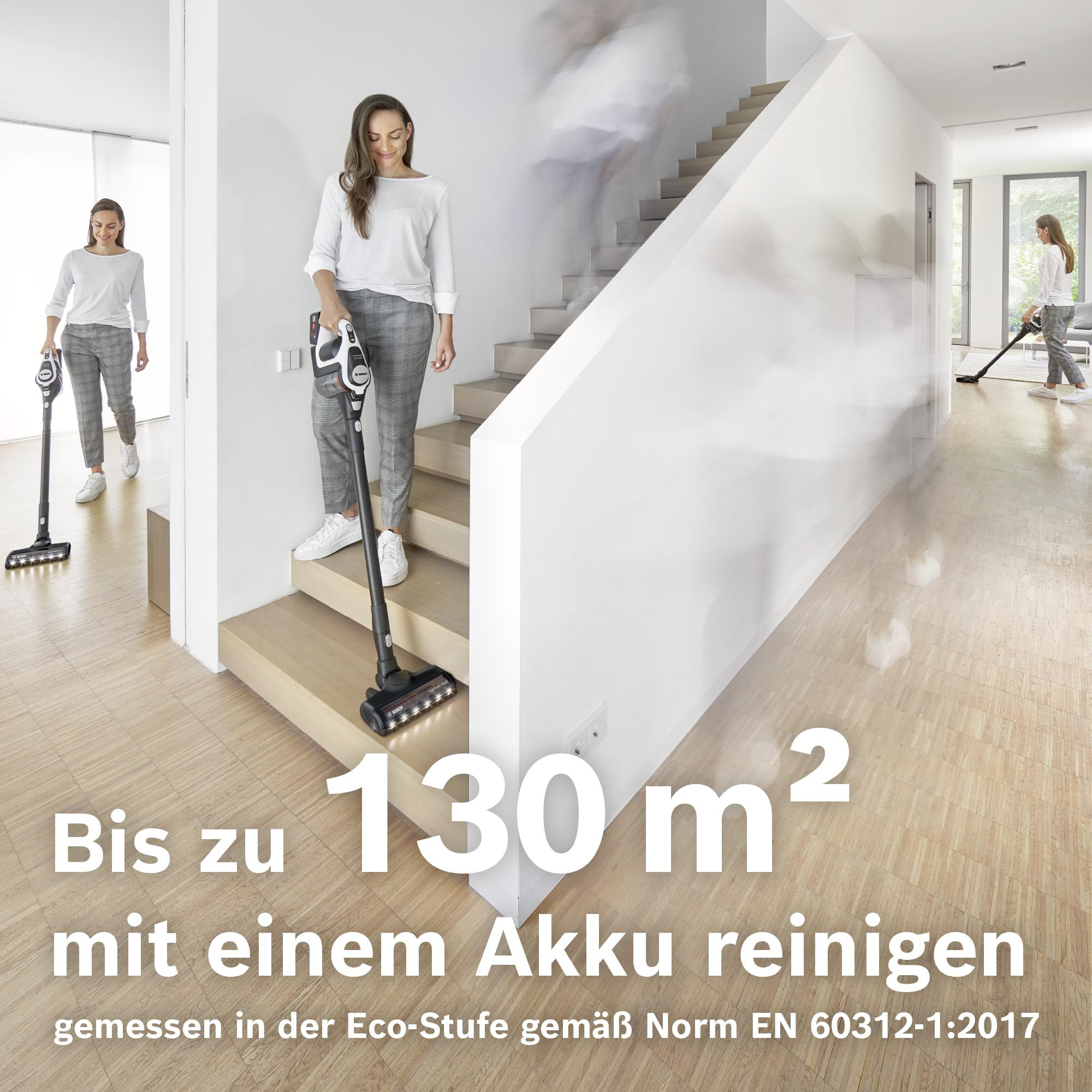 Eine Frau saugt Treppen. Eine andere geht mit einem Staubsauger. Text: Bis zu 130 m² Reinigung mit einem Akku.
