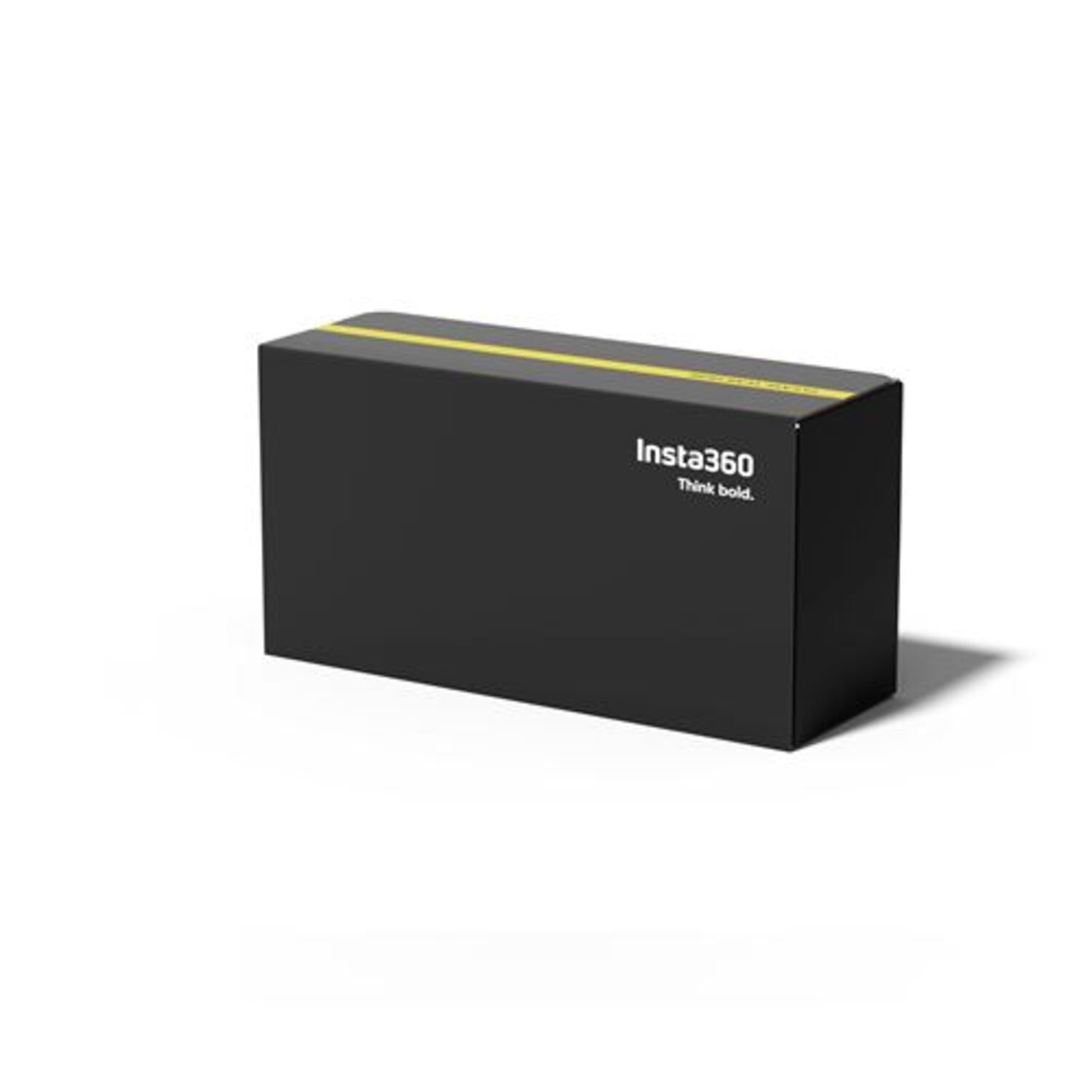 Eine schwarze Insta360-Box mit gelbem Streifen auf weißem Hintergrund. Markenname und Slogan sind aufgedruckt.