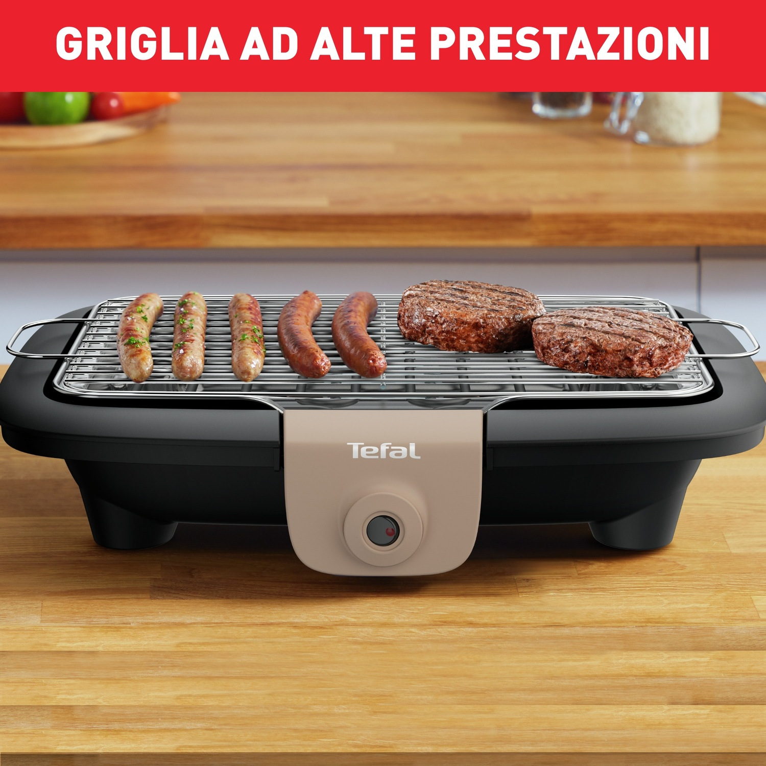 Una griglia elettrica con salsicce e hamburger. La griglia è nera e beige. Lo sfondo è un tavolo di legno.