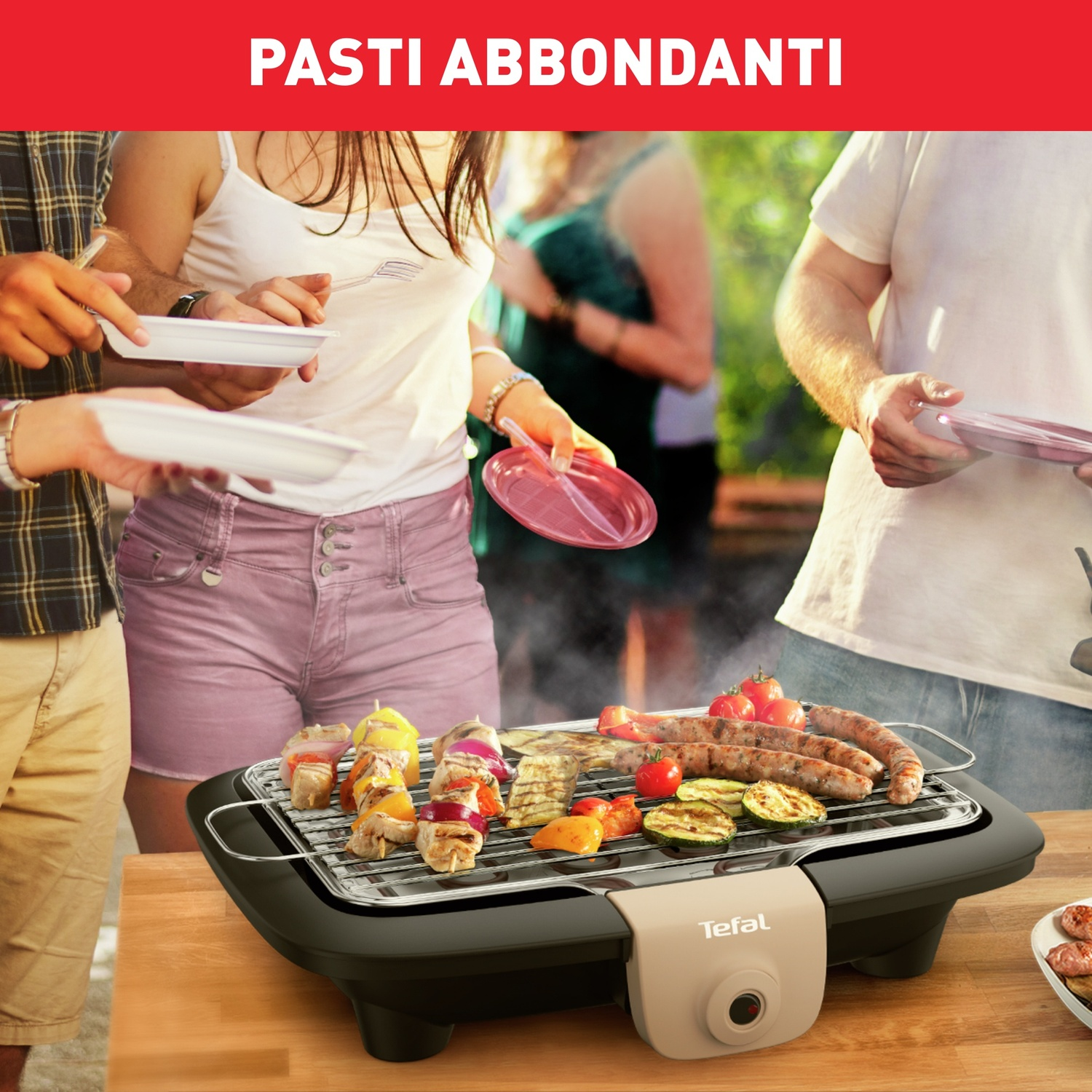 Persone a un barbecue. Spiedini, salsicce, verdure sulla griglia. Persone che tengono piatti. Testo rosso: PASTI ABBONDANTI.