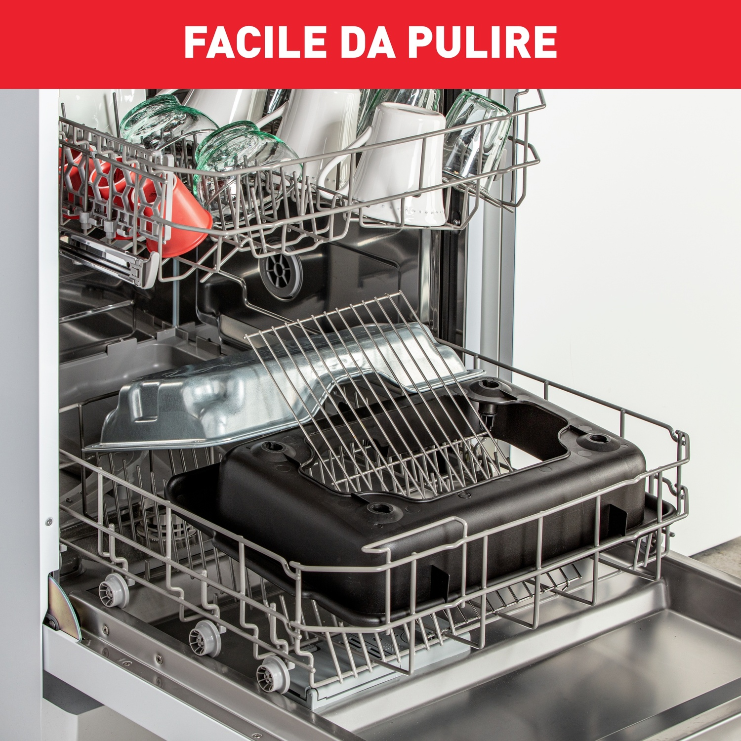 Interno lavastoviglie. Cestello superiore con bicchieri, cestello inferiore con vassoio nero. Testo rosso 'FACILE DA PULIRE' in alto.