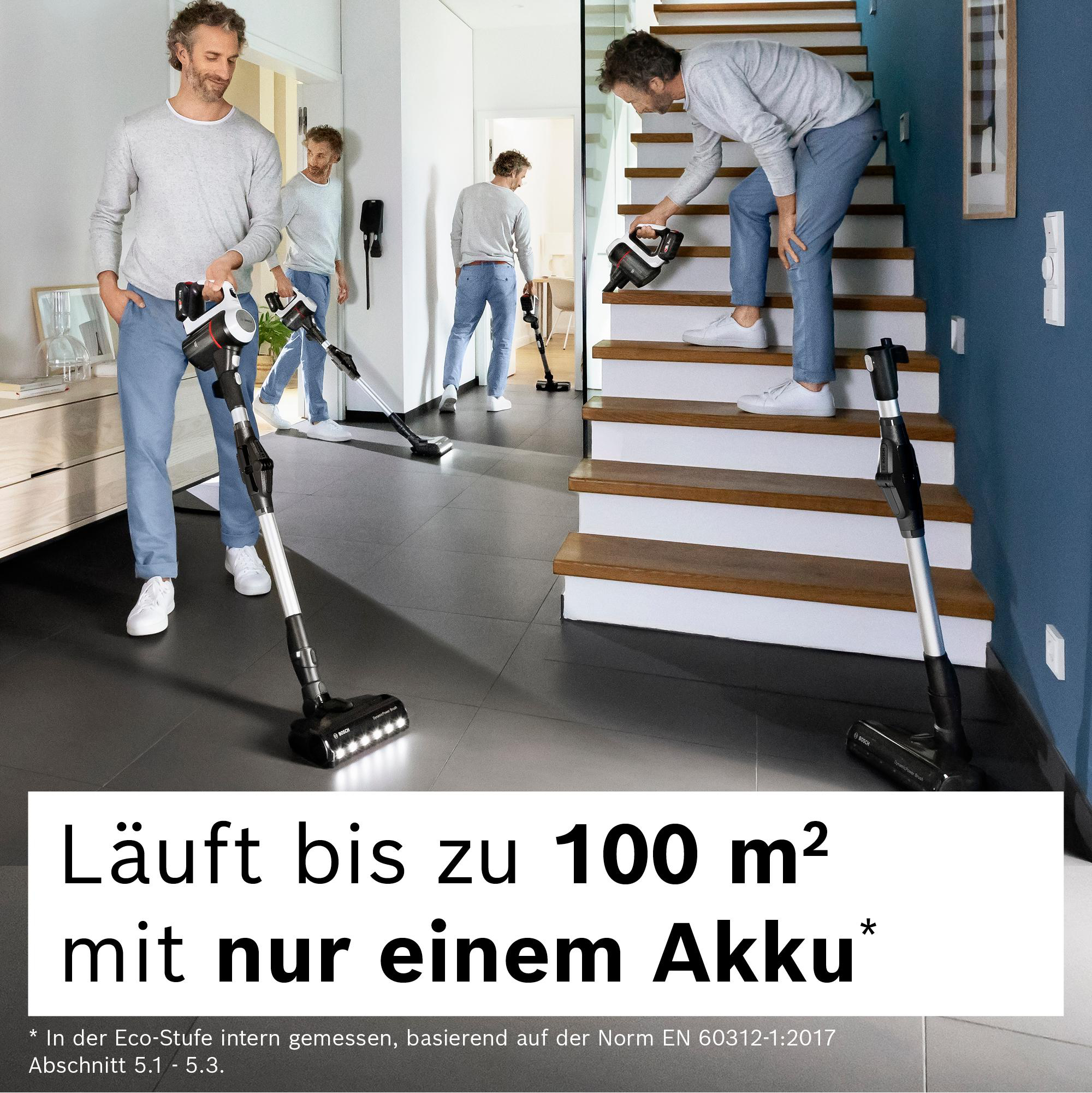 Männer saugen ein Haus. Einer auf der Treppe, andere auf dem Boden. Text: Läuft bis zu 100 m² mit einem Akku.