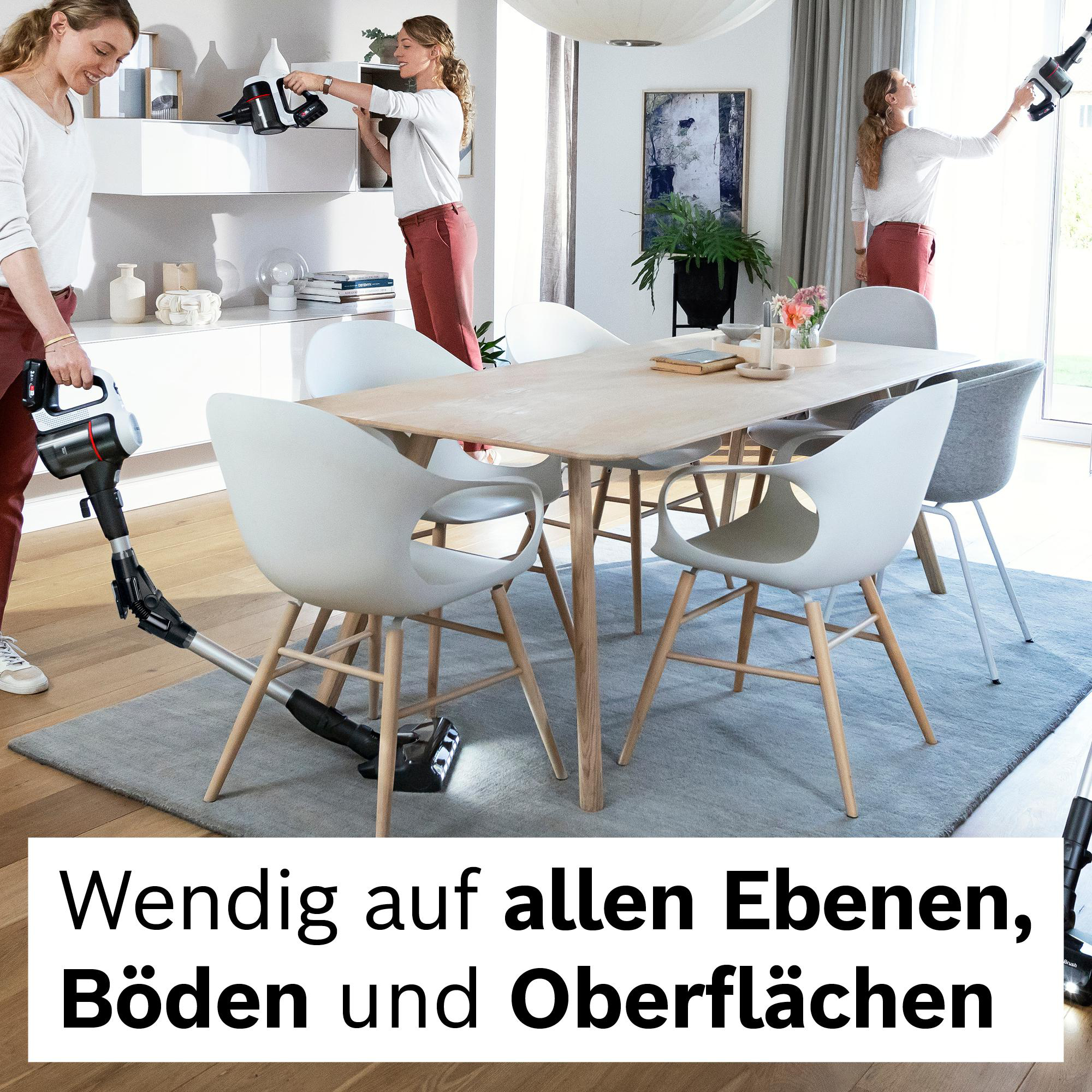 Eine Frau saugt mit einem kabellosen Staubsauger einen Raum. Der Raum hat einen Tisch, Stühle und einen Teppich. Der Text unten lautet: Flexibel auf allen Oberflächen.