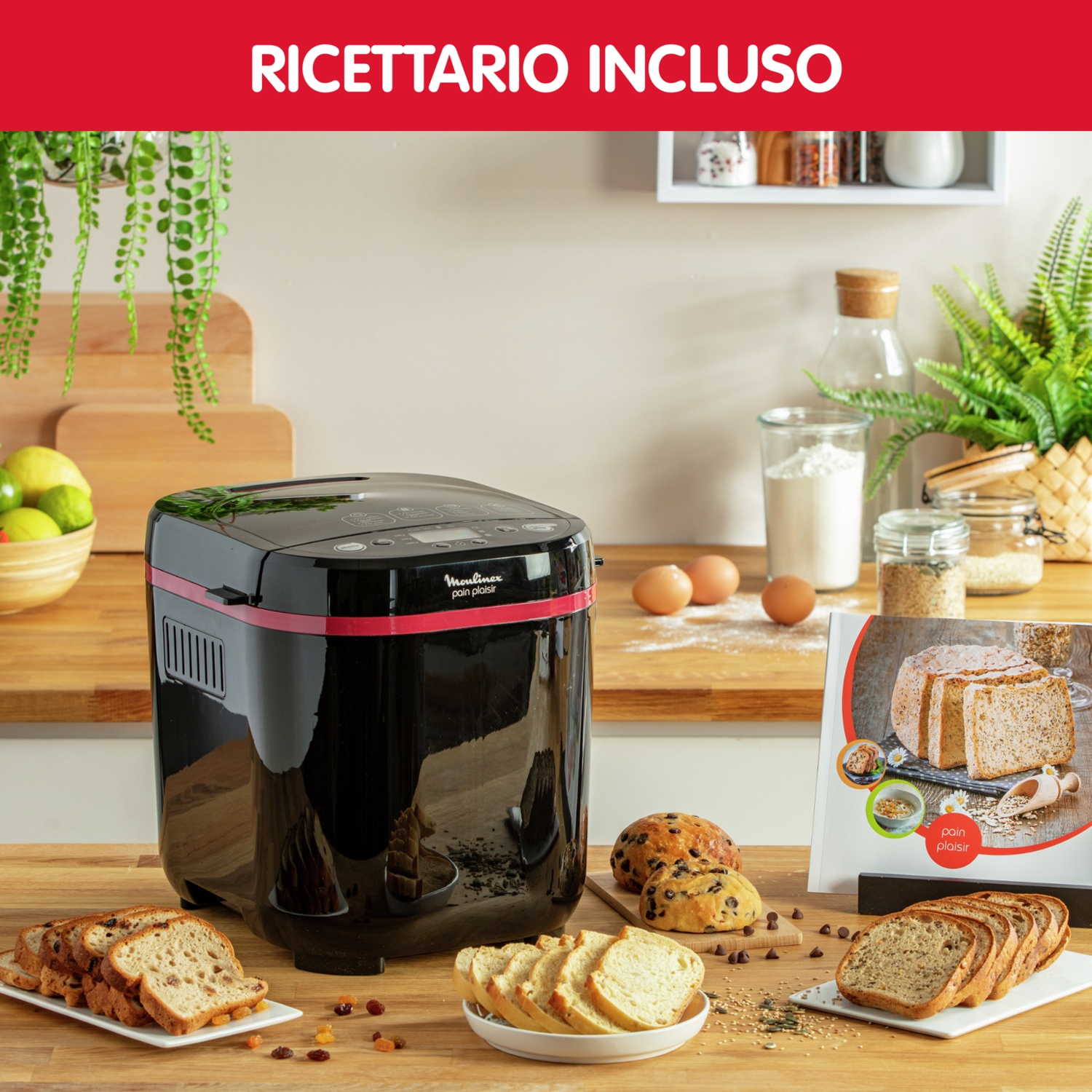 Una macchina per il pane nera è su una superficie di legno con pane a fette, uova e un libro di ricette. Lo sfondo include oggetti da cucina.