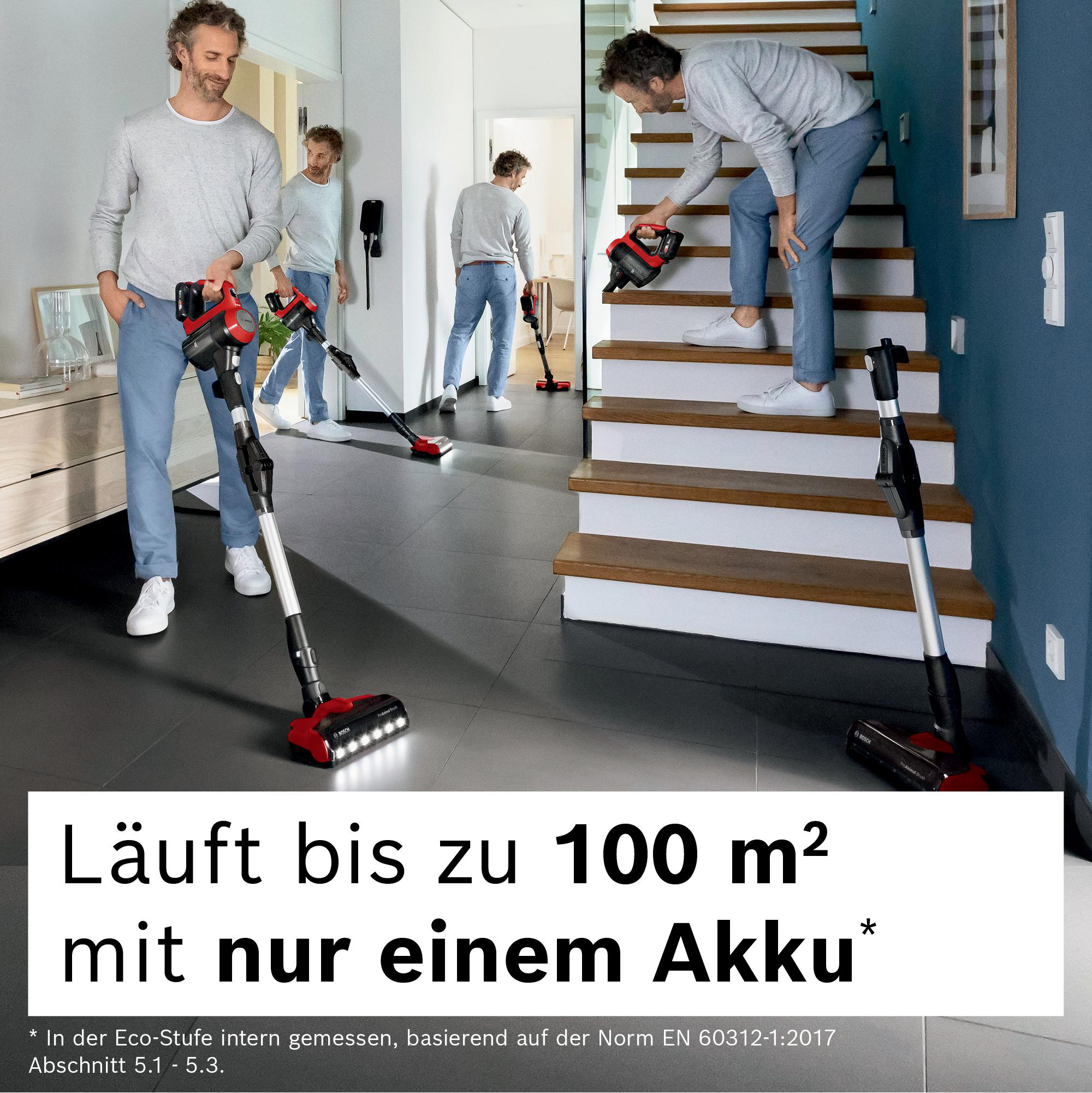 Männer reinigen mit Staubsaugern. Einer auf der Treppe, andere auf Fliesen. Text: Bis zu 100 m² mit einem Akku.