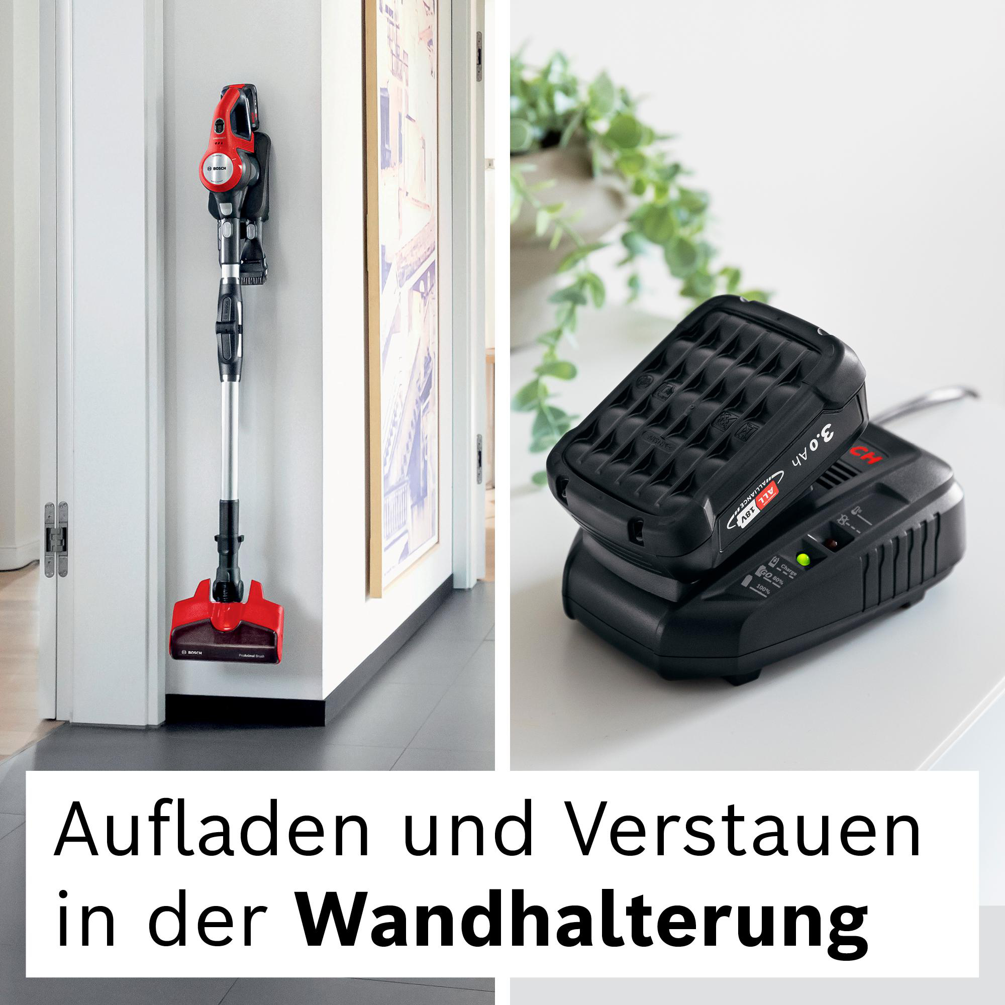 Ein roter und schwarzer Akku-Staubsauger an einer weißen Wand. Eine Ladestation mit Akku auf einer weißen Oberfläche.