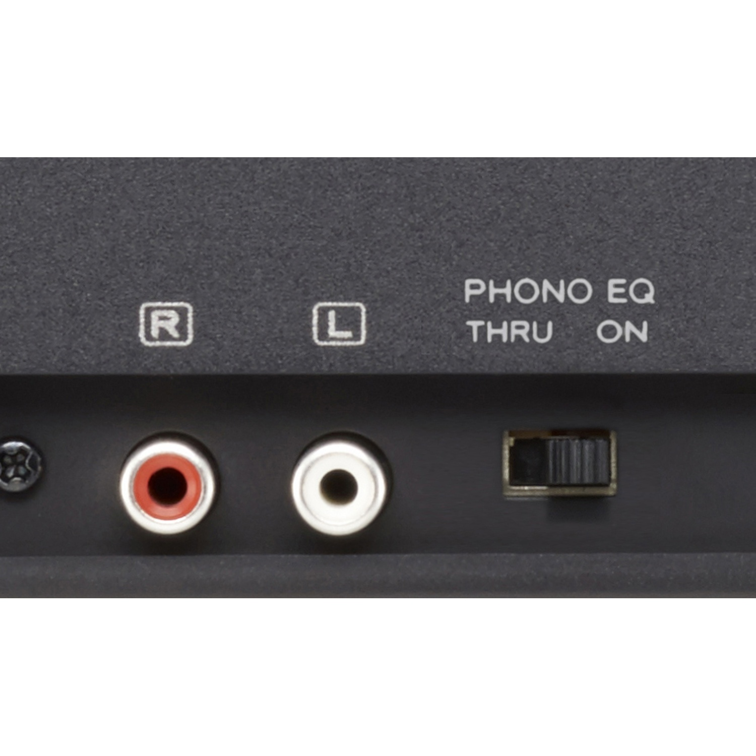 Primo piano del pannello posteriore del dispositivo audio. Presenta connettori RCA, un interruttore con l'etichetta 'PHONO EQ' e le etichette 'R', 'L'. Il pannello è grigio scuro.