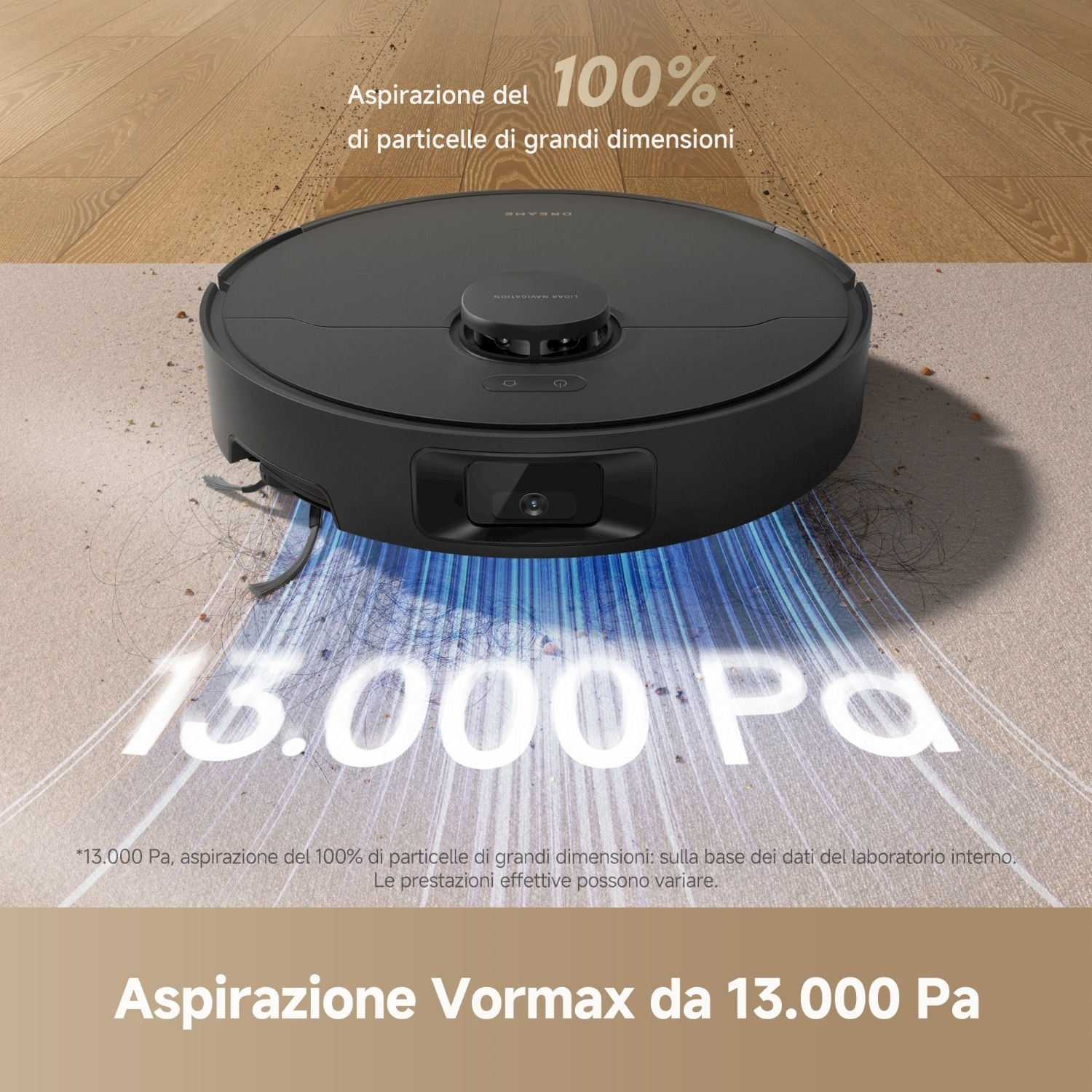 Un aspirapolvere robot nero su un tappeto beige. Il testo dice 13.000 Pa e Aspirazione Vormax.