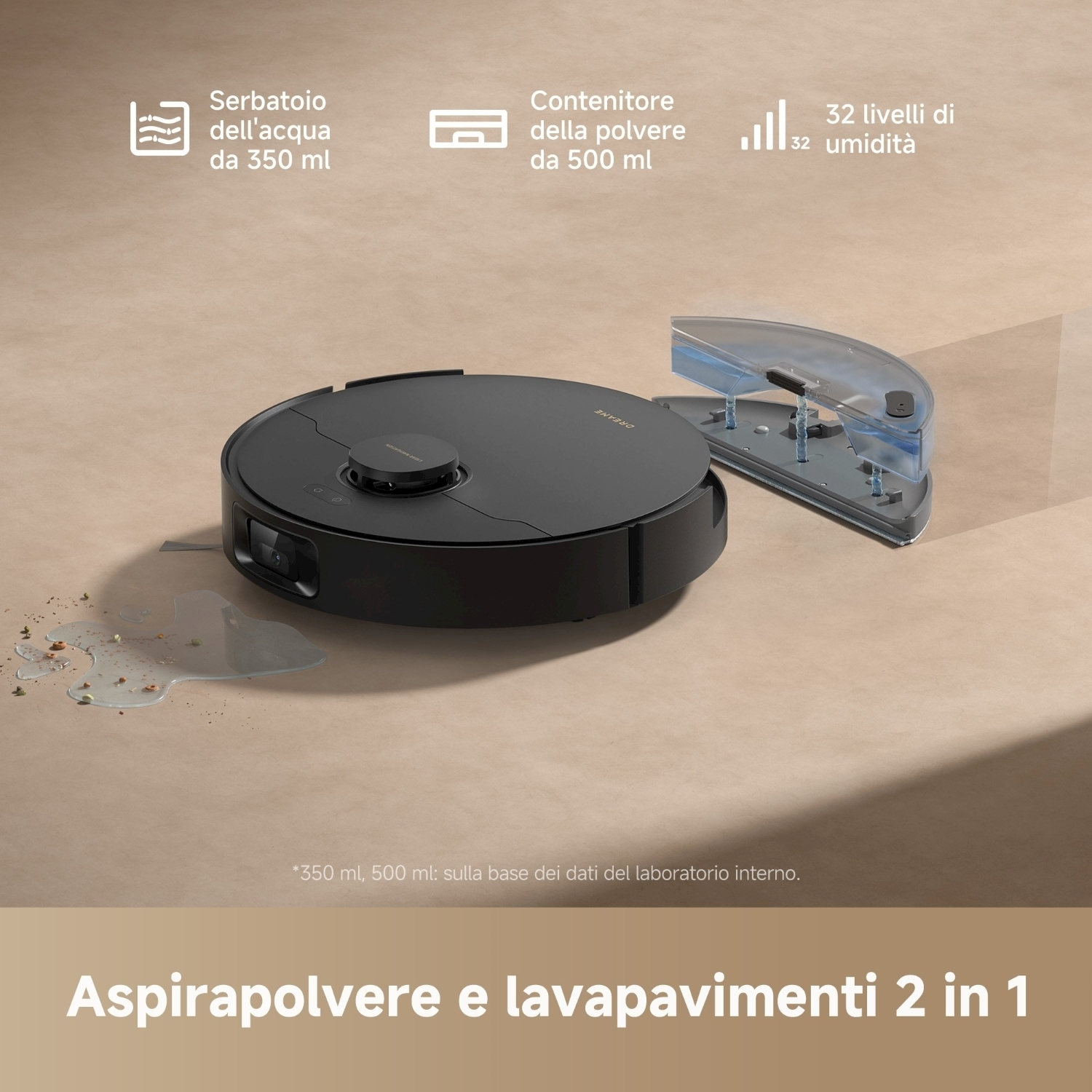 Un aspirapolvere robot nero e un serbatoio d'acqua su una superficie beige. Il testo indica le capacità di acqua e polvere. Titolo: Aspirapolvere 2 in 1.