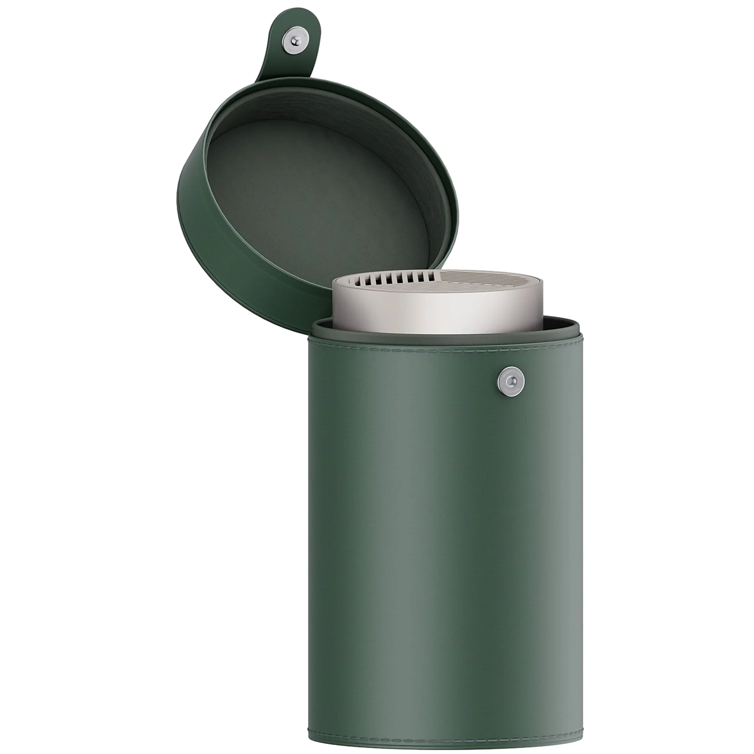 Een groene cilindrische etui met open deksel, met een zilveren object erin. De etui staat op een zwarte achtergrond.