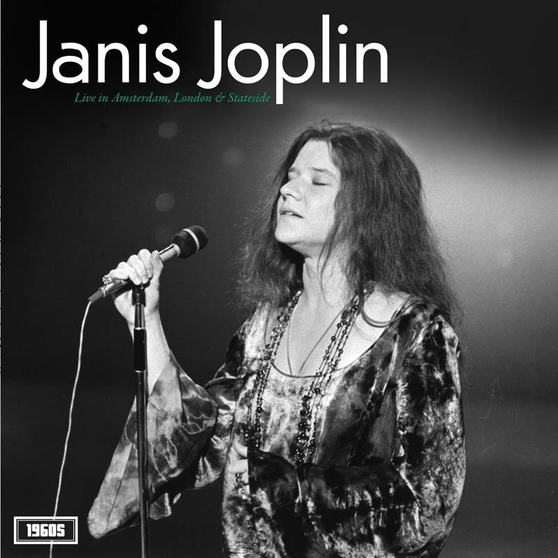 Janis Joplin sötét ruhában, mikrofonba énekel. A kép fekete-fehér.