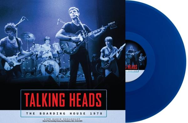 Talking Heads élő zenekar a színpadon. Vinyl album borító balra, kék vinyl jobbra. A zenekar tagjai hangszereken játszanak.