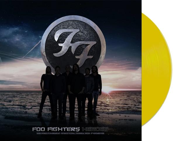 Album borító a Foo Fighters zenekarral és logóval. Jobbra egy sárga bakelit. A háttérben tenger és ég látható.