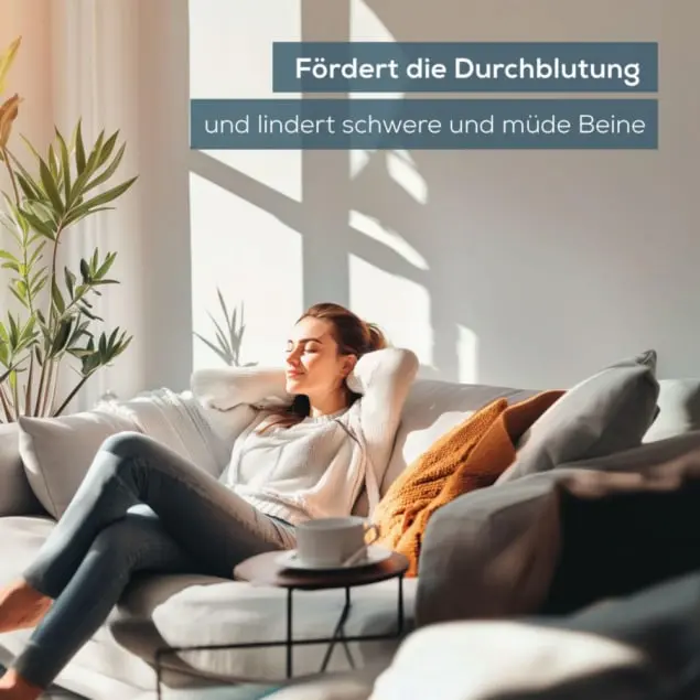 Frau entspannt sich auf einem Sofa, sonnendurchfluteter Raum. Text: Fördert die Durchblutung und lindert schwere Beine.