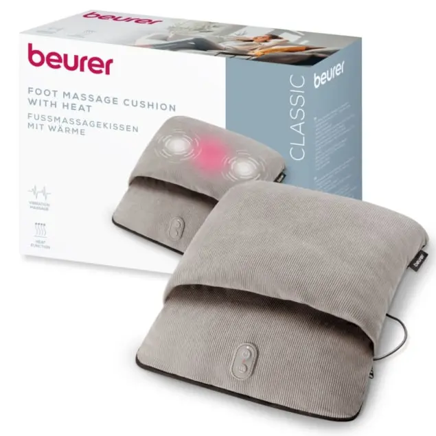 Ein graues Fußmassagekissen mit Wärme, neben der Verpackung mit dem Markennamen 'beurer' und Produktdetails.