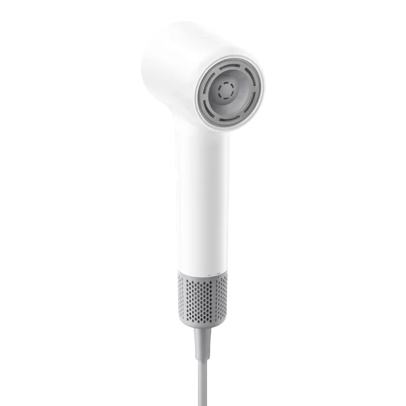 Biała i szara suszarka do włosów. Głowica jest okrągła z szarą kratką. Uchwyt jest długi, dołączony jest szary kabel.