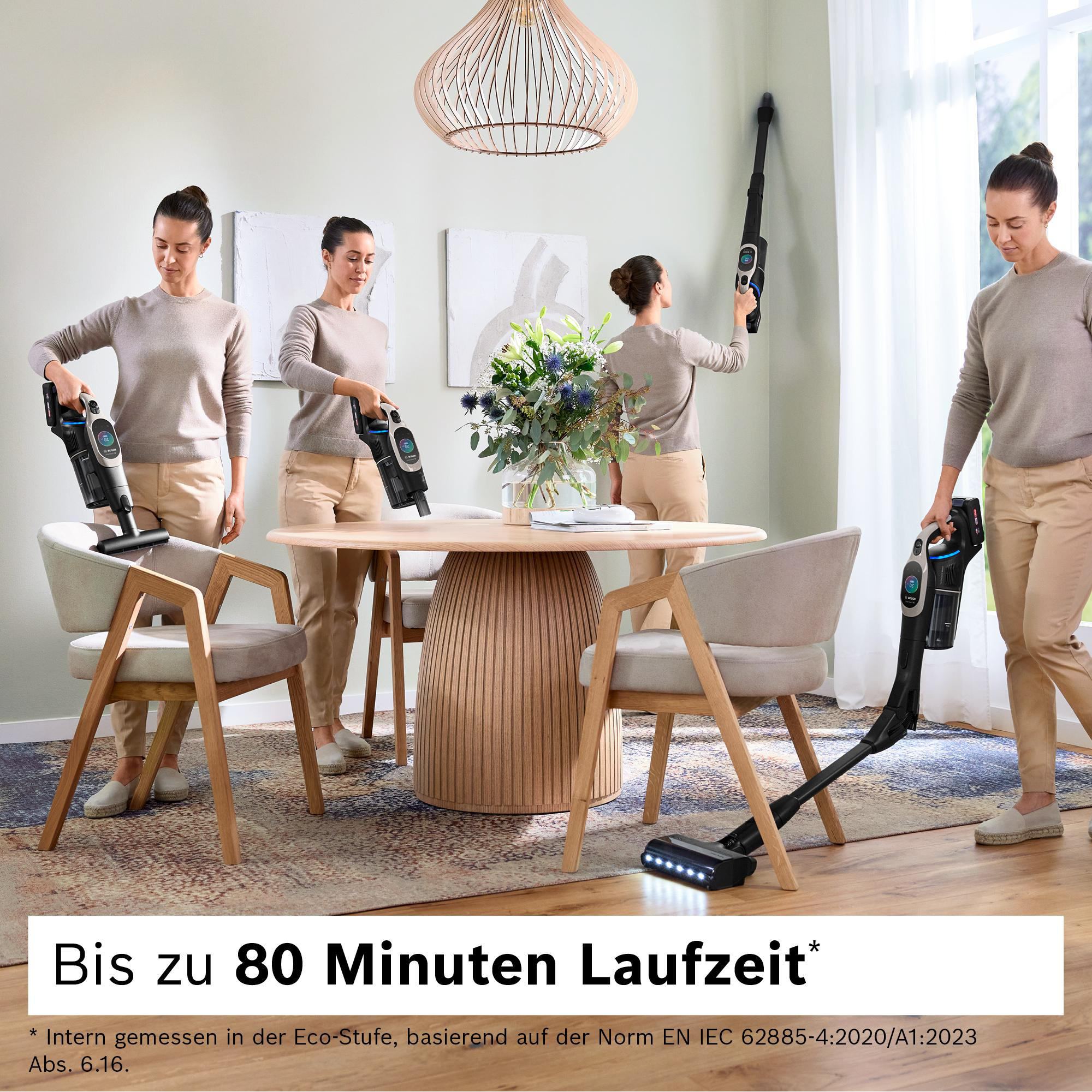 Frau benutzt einen kabellosen Staubsauger. Das Bild zeigt mehrere Aktionen, einen Tisch und Stühle.