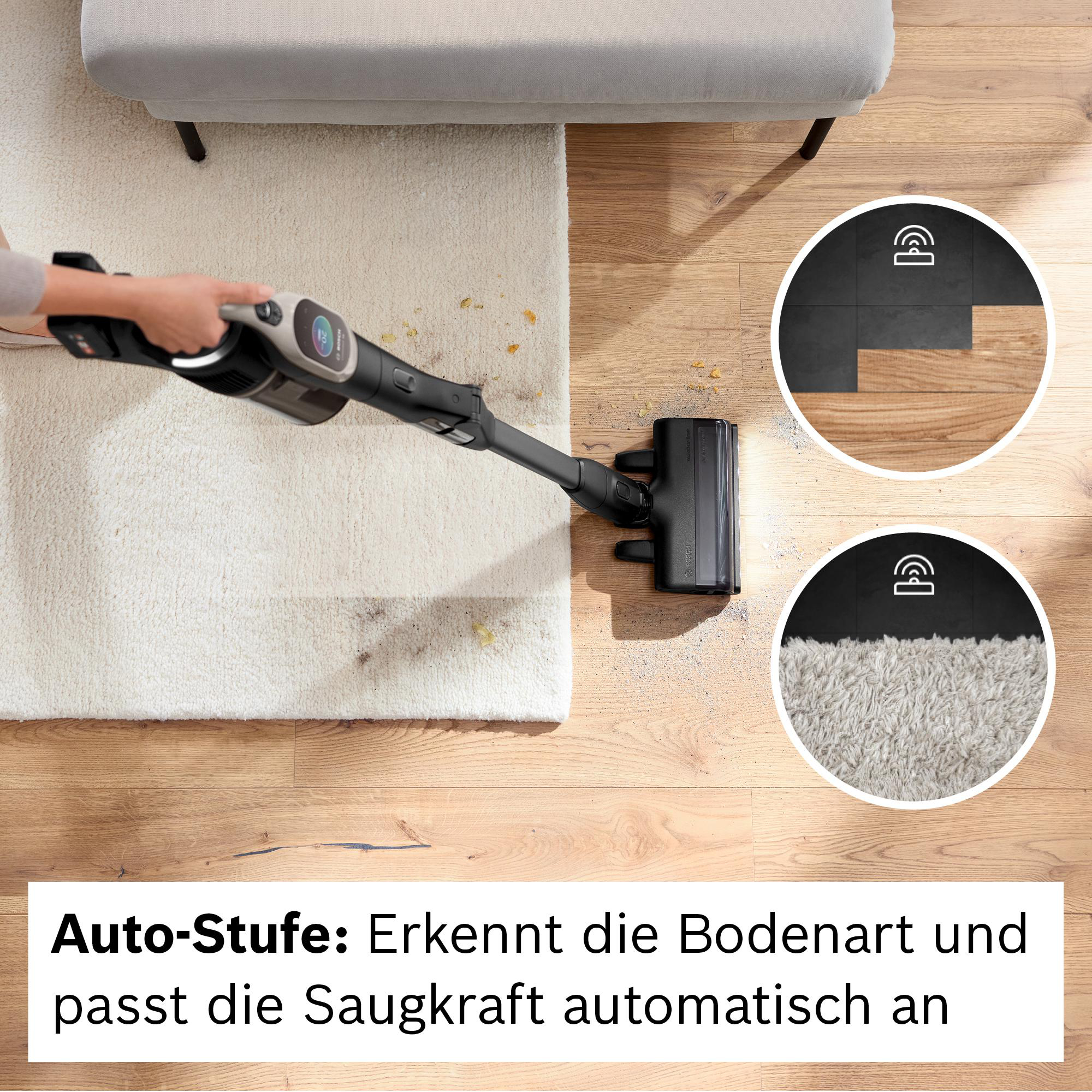 Eine Person saugt einen Teppich mit einem schwarzen Staubsauger. Rechts befinden sich zwei Symbole, die die Oberflächenerkennung zeigen.