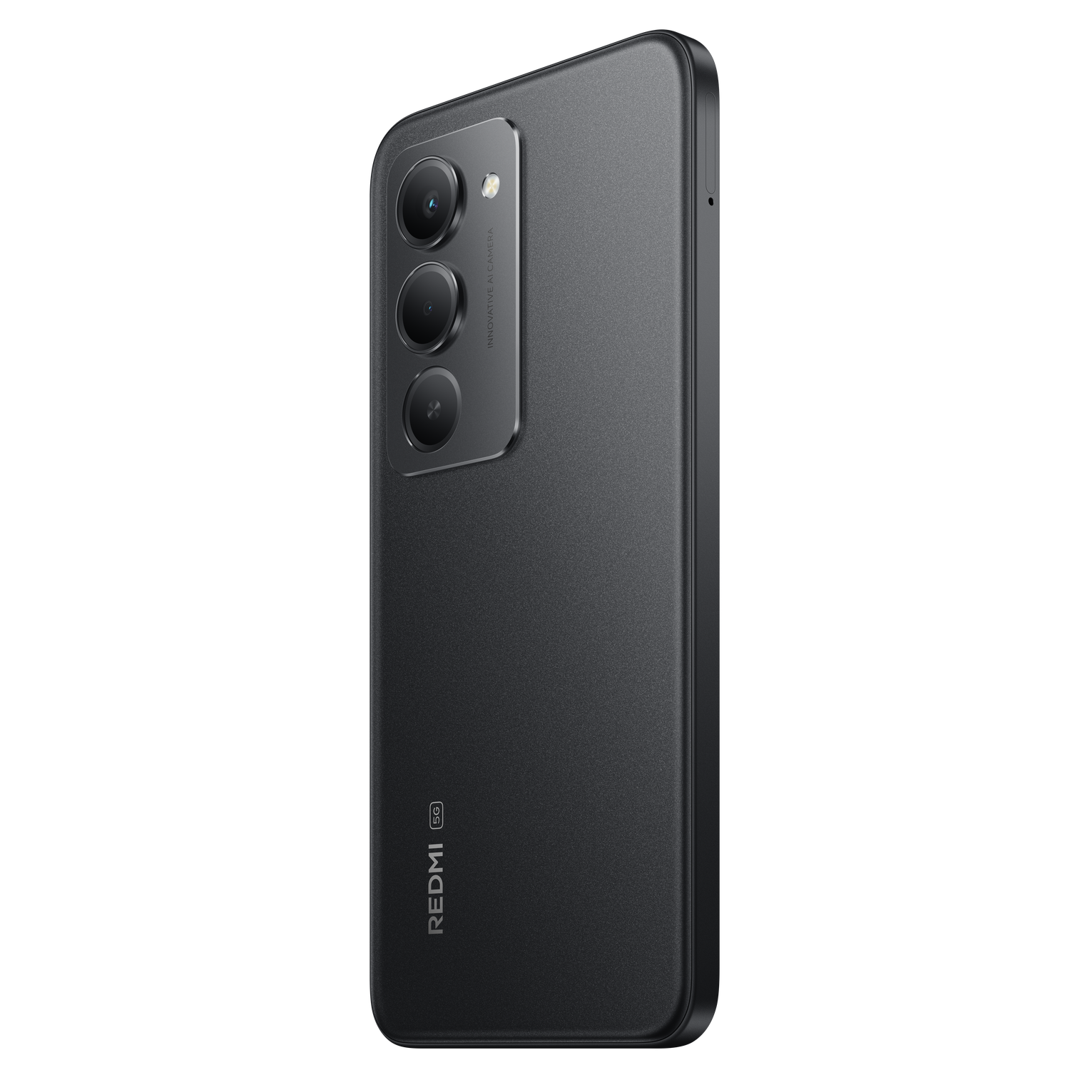 Een zwarte Redmi 5G-smartphone, achteraanzicht, met drie cameralenzen. De telefoon staat iets schuin en toont de getextureerde achterkant.