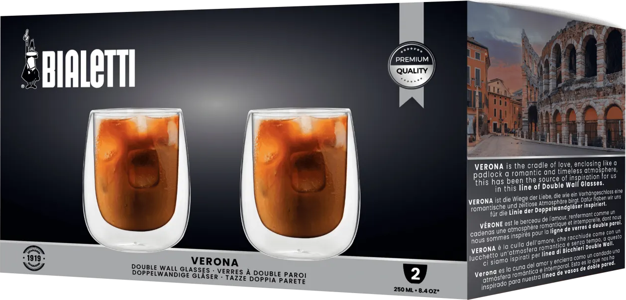 Bialetti poharak dobozban, jeges kávéval töltve. A háttérben Verona, Olaszország, egy történelmi épülettel látható.