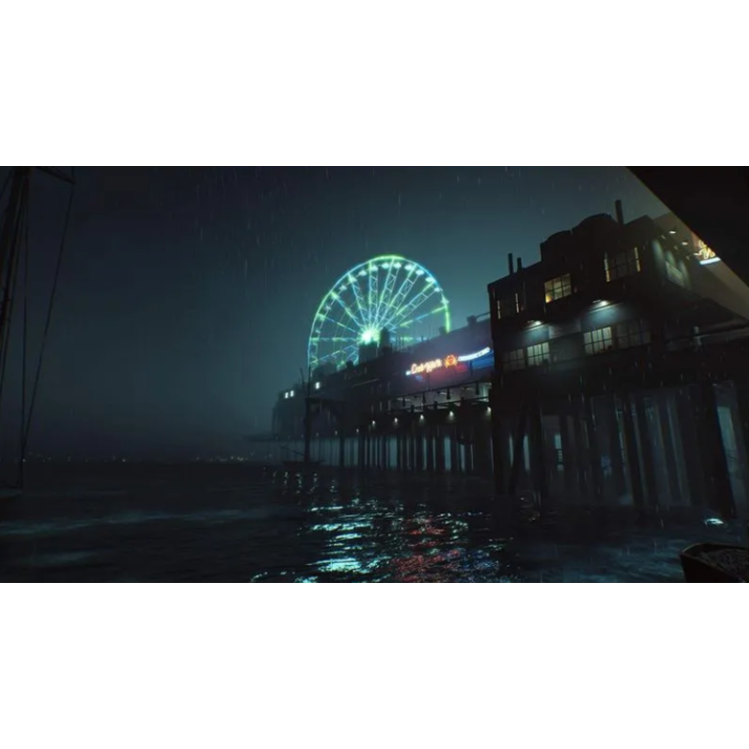Scène de nuit sur une jetée. Une grande roue éclairée et des bâtiments sont visibles. L'océan reflète les lumières. Il pleut.