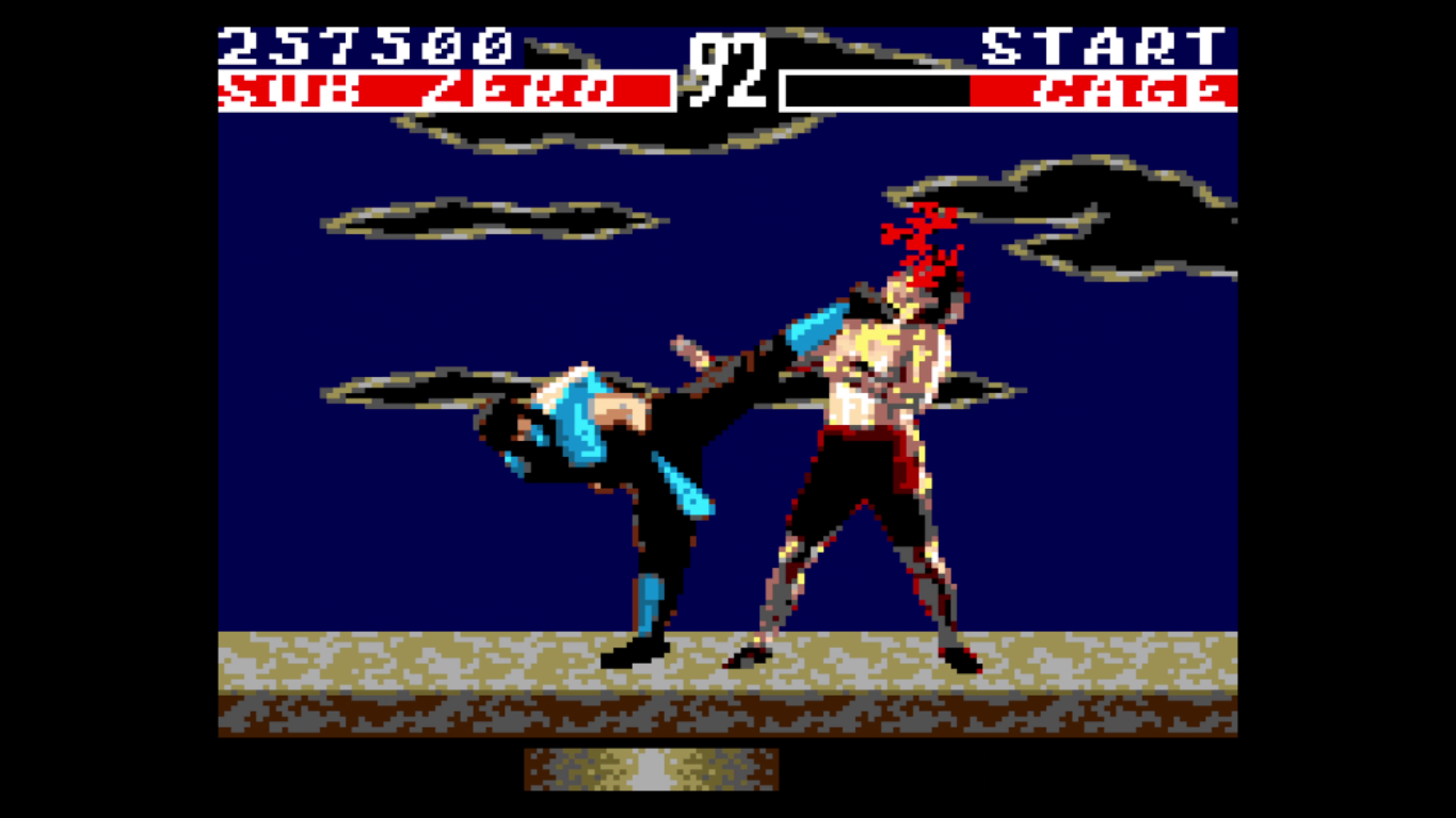 Pixel art Mortal Kombat. Sub-Zero kopie Cage'a. Plamy krwi. Ciemnoniebieskie niebo z chmurami. Interfejs gry na górze.