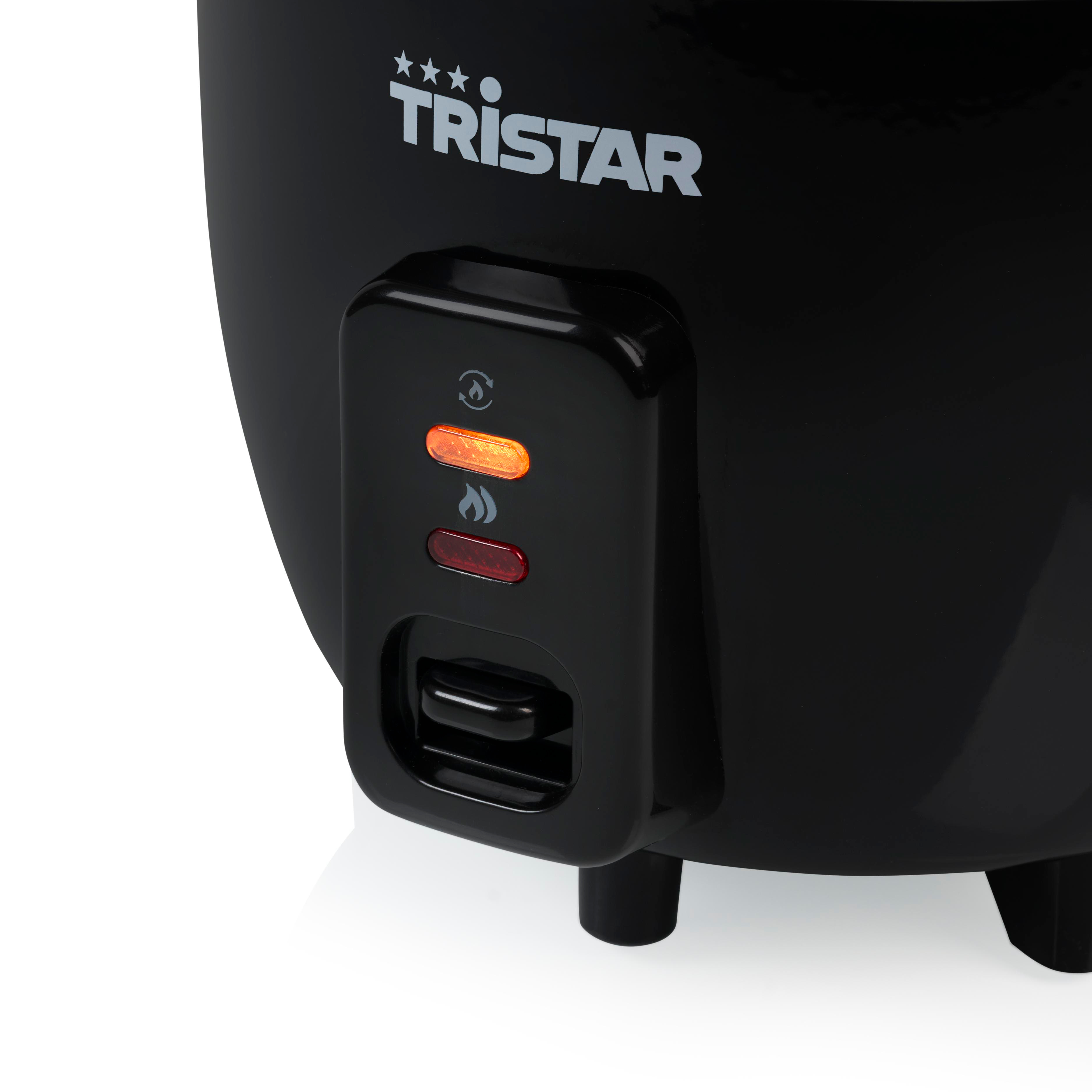 Ein schwarzer Reiskocher mit dem Markennamen Tristar. Der Einschaltknopf hat zwei Lichter, eines orange und eines rot.
