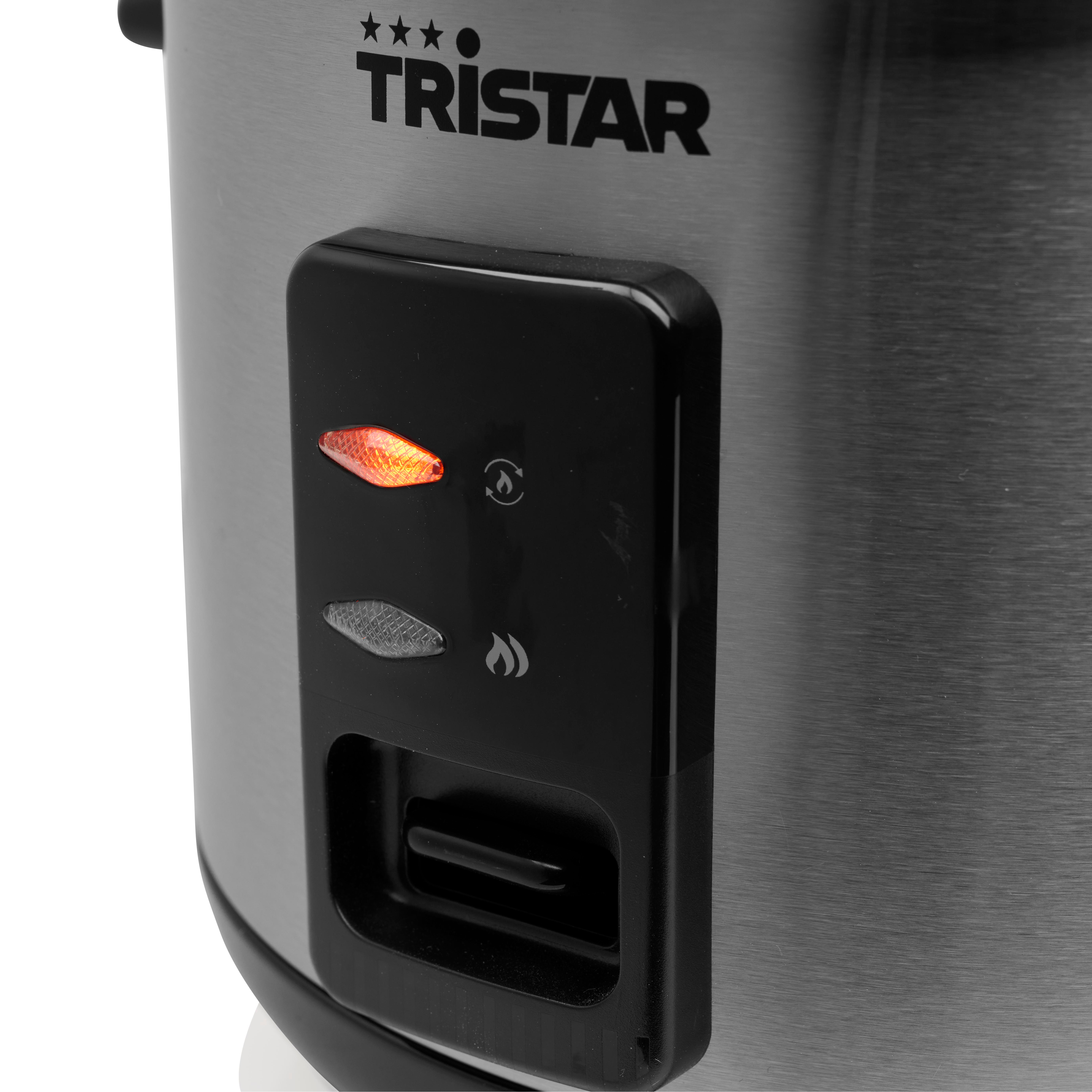 Nahaufnahme eines Reiskochers. Schwarzes Bedienfeld mit orangefarbenem Licht. Der Markenname 'Tristar' ist sichtbar.