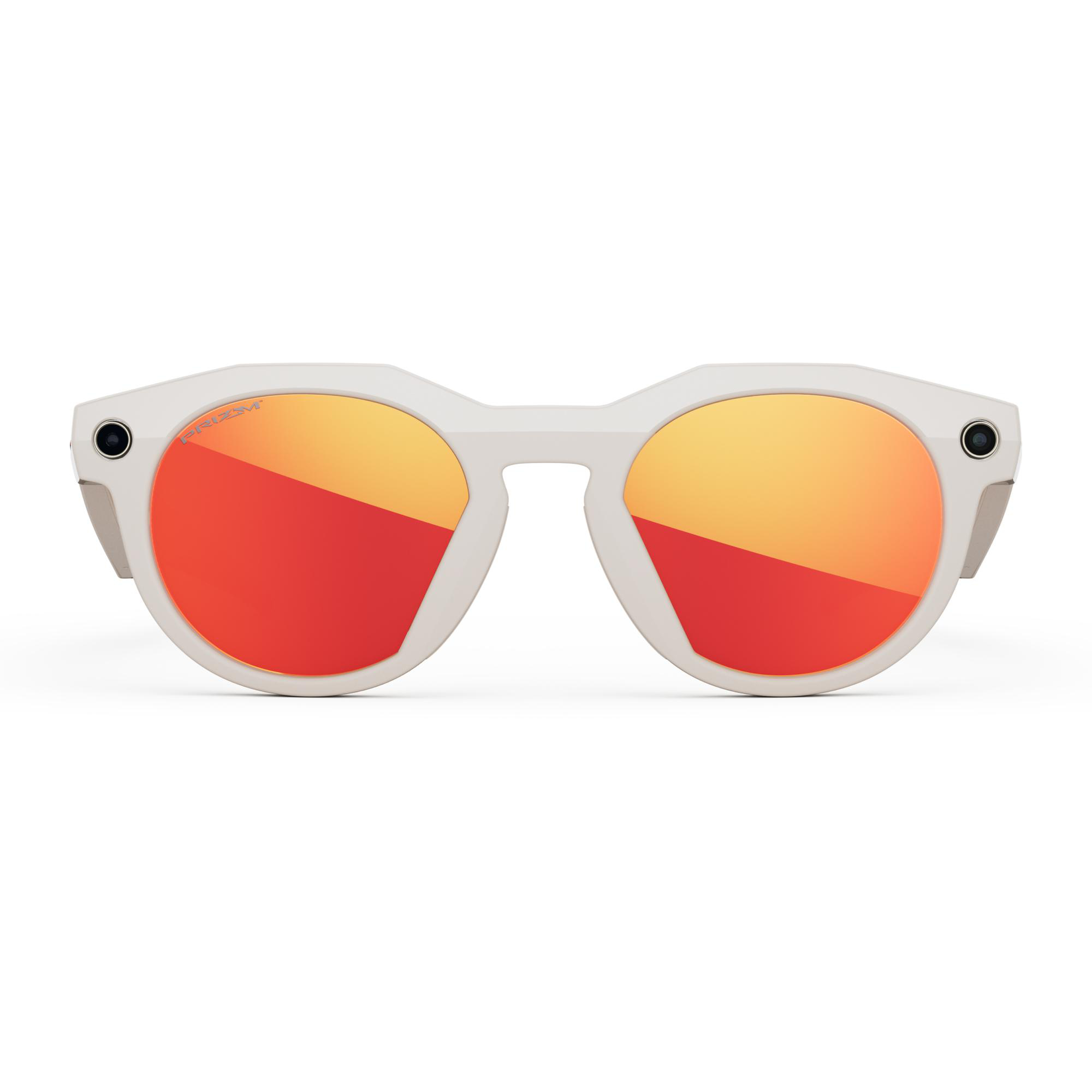 Weiße Sonnenbrille mit rot-gelben Gläsern. Die Brille hat eine runde Form mit dickem Rahmen. Der Hintergrund ist weiß.