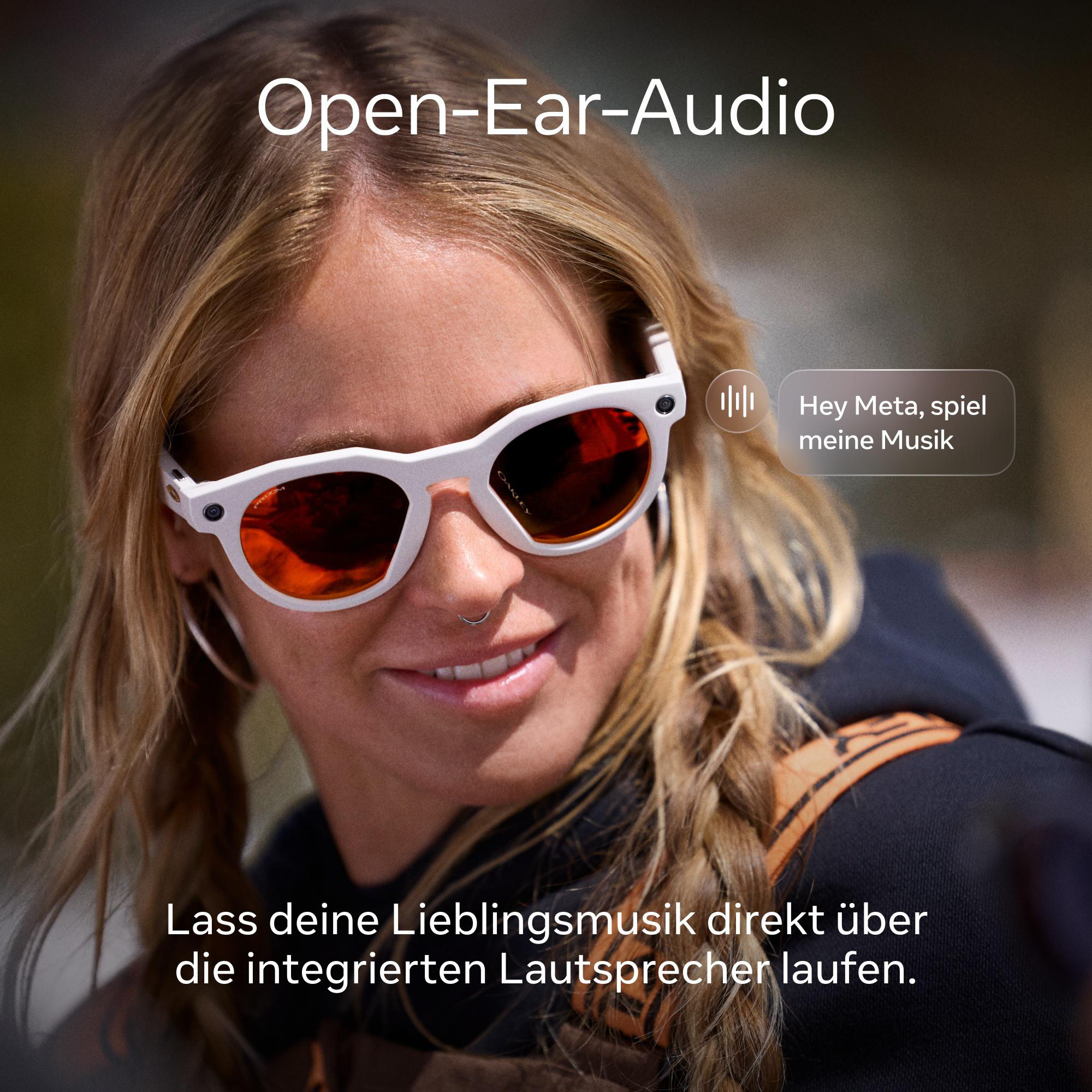 Frau mit weißer Sonnenbrille und orangefarbenen Gläsern. Text: Open-Ear-Audio, Hey Meta, spiel meine Musik. Schwarzer Hoodie.