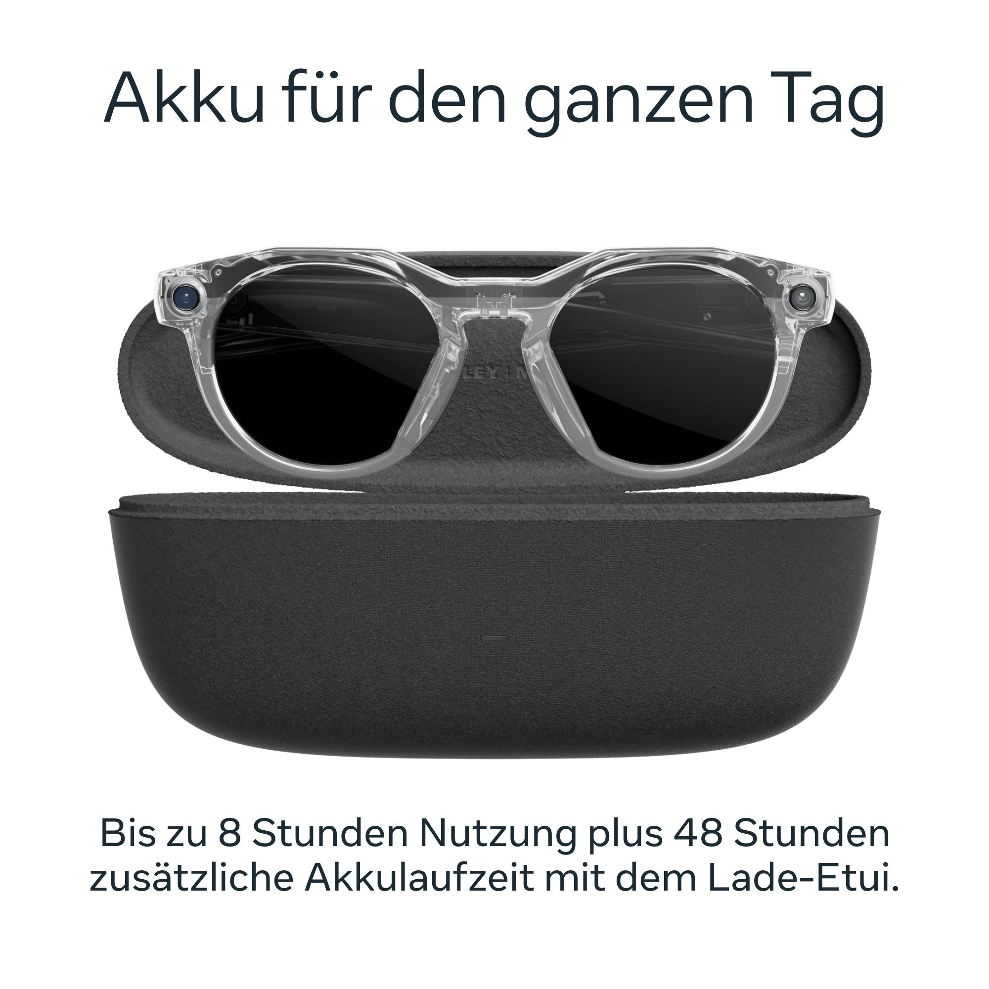 Klare Brille mit schwarzen Gläsern auf einem dunklen Etui. Text: 'Akku für den ganzen Tag'.