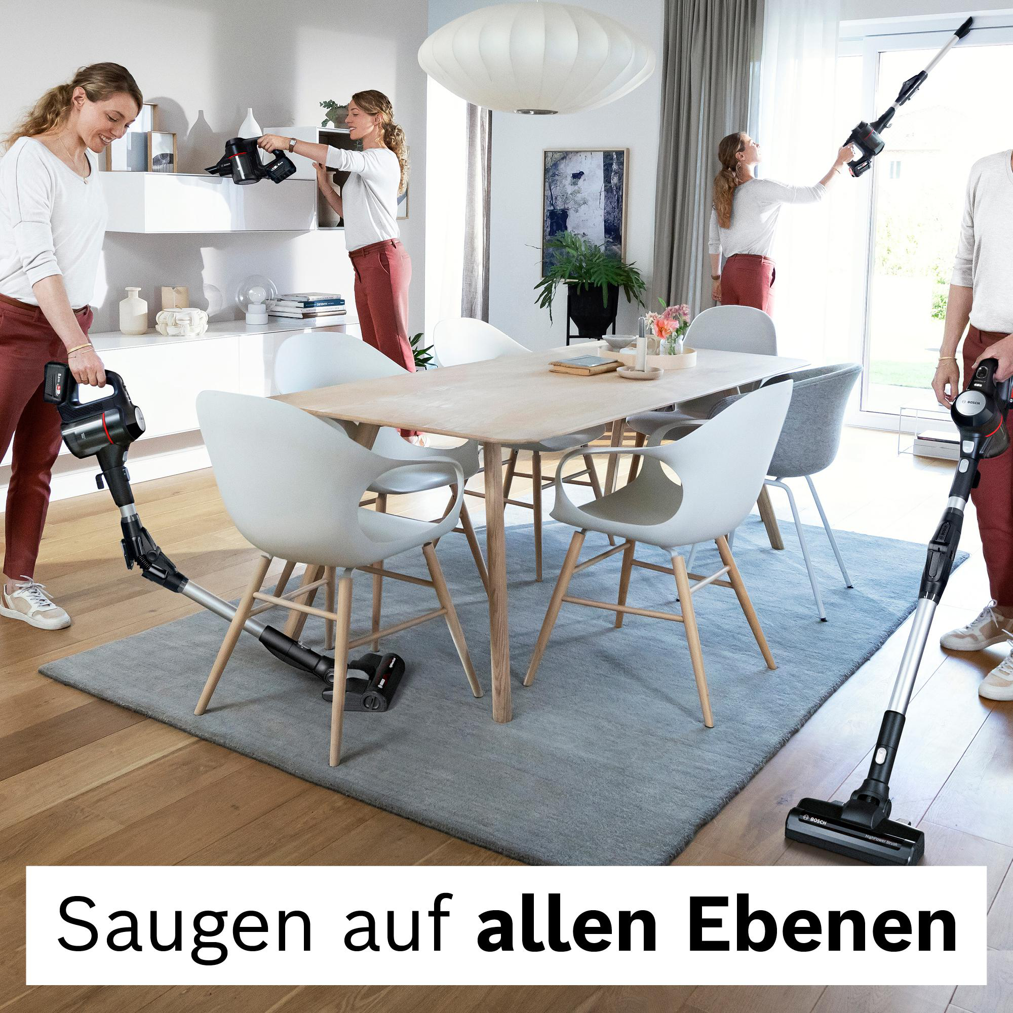 Mehrere Frauen saugen in einem Haus. Eine saugt die Decke, eine die Möbel und eine den Boden. Der Text unten lautet 'Saugen auf allen Ebenen'.