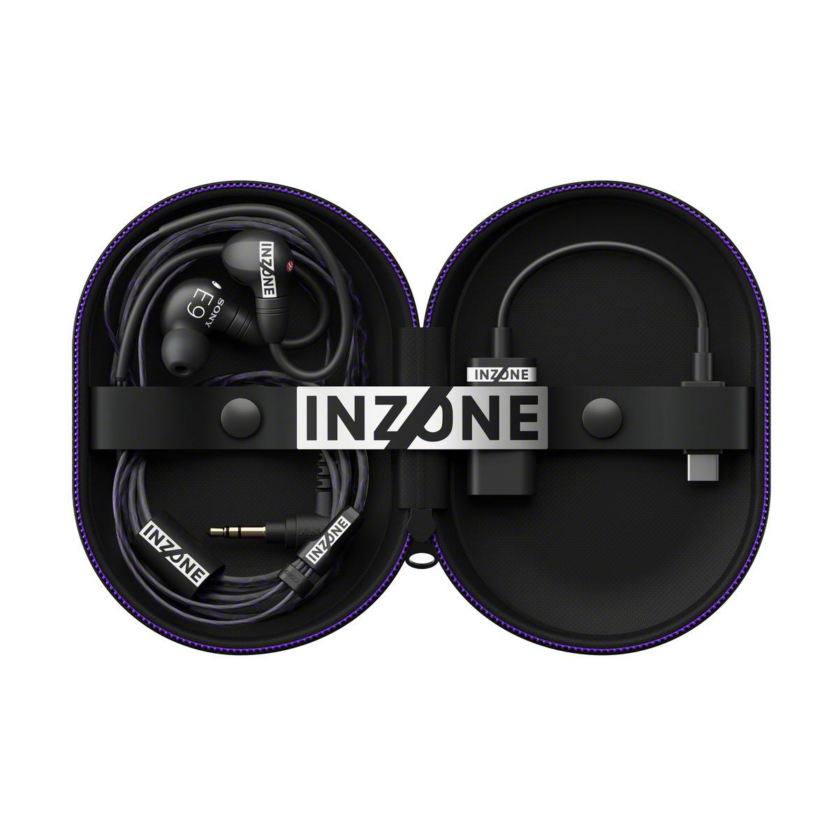 Offene schwarze Tragetasche mit Inzone-Kopfhörern und Zubehör. Lila Verzierungen und Inzone-Logo sind sichtbar.