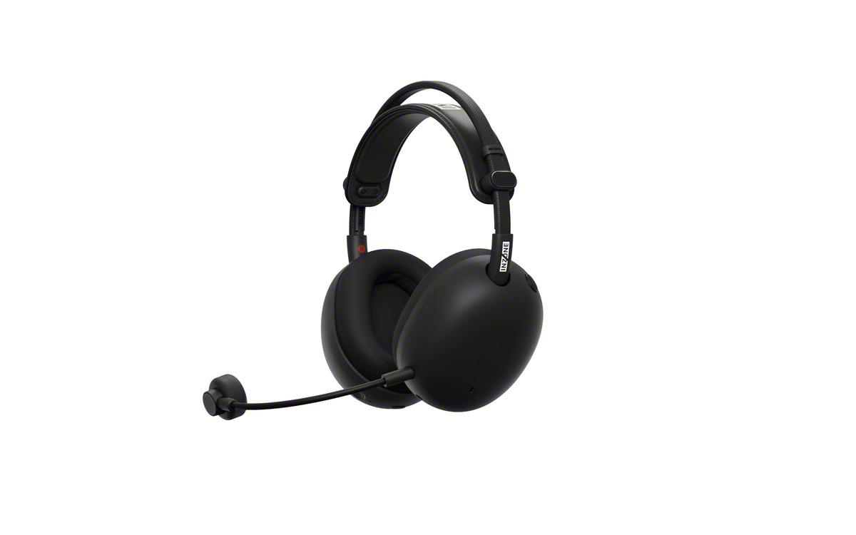 Schwarzes Gaming-Headset mit angeschlossenem Mikrofon. Das Headset hat große Ohrmuscheln und ein Kopfband. Der Hintergrund ist weiß.