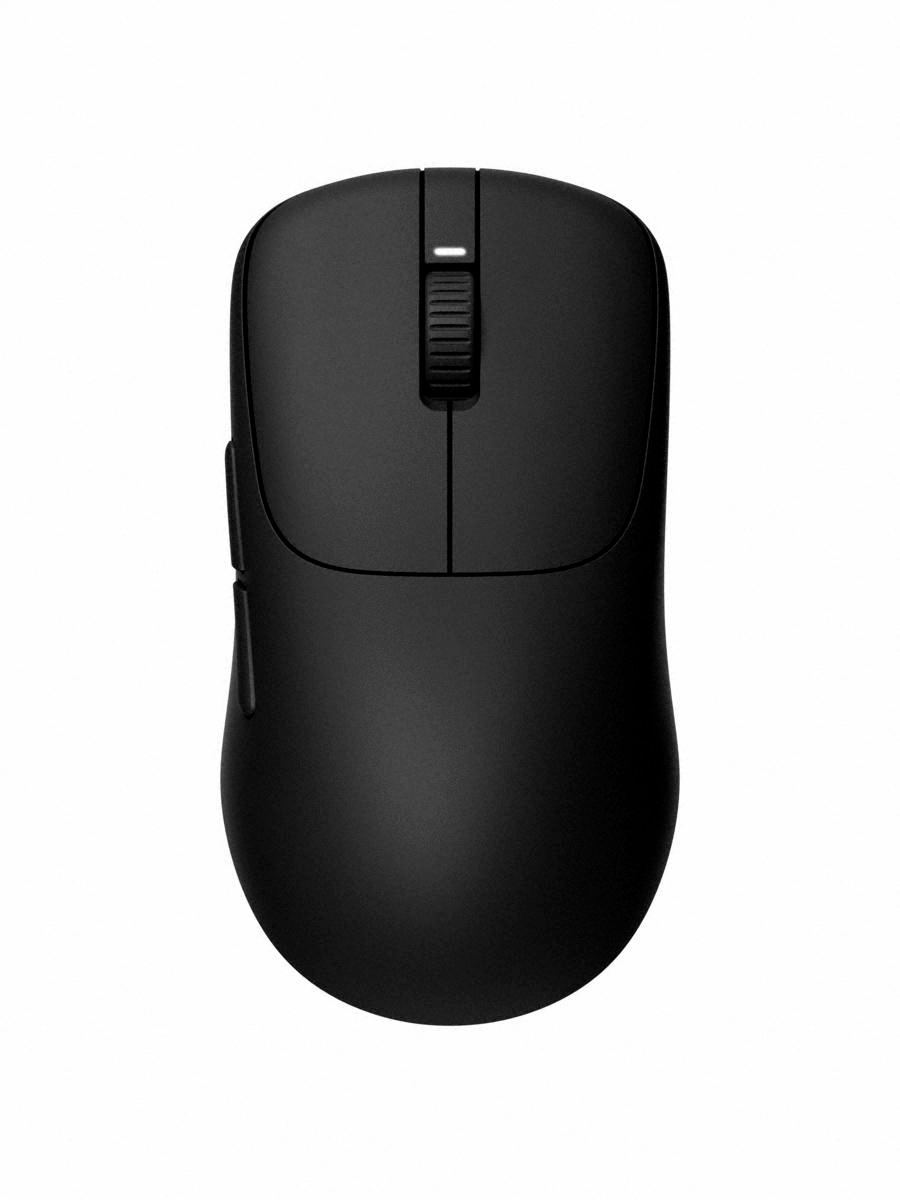 Eine schwarze Computermaus vor weißem Hintergrund. Sie hat ein Scrollrad und zwei Seitentasten. Die Maus ist kabellos.