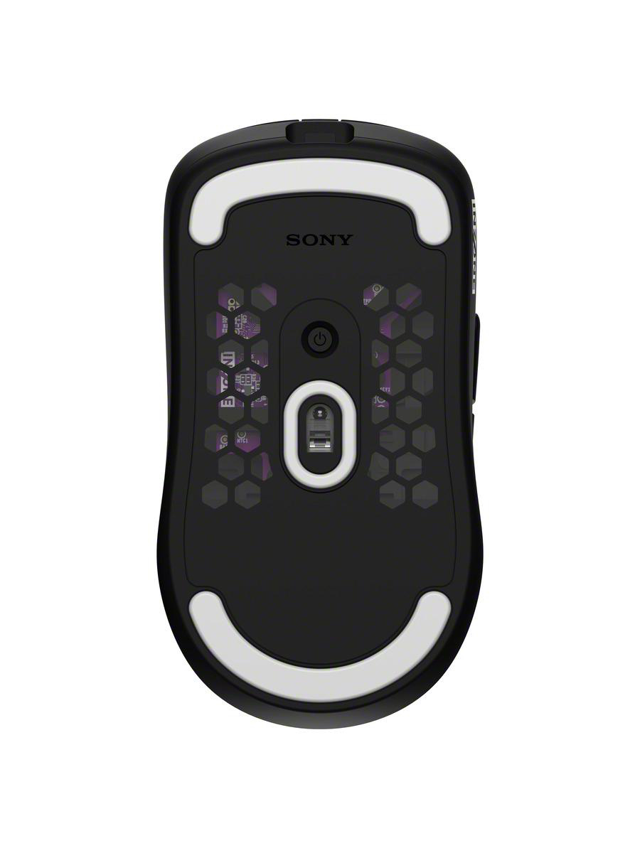 Schwarze Sony-Gaming-Maus, Unteransicht, mit weißen Akzenten. Mit Ein-/Aus-Taste und Wabenmuster zur Gewichtsreduzierung.