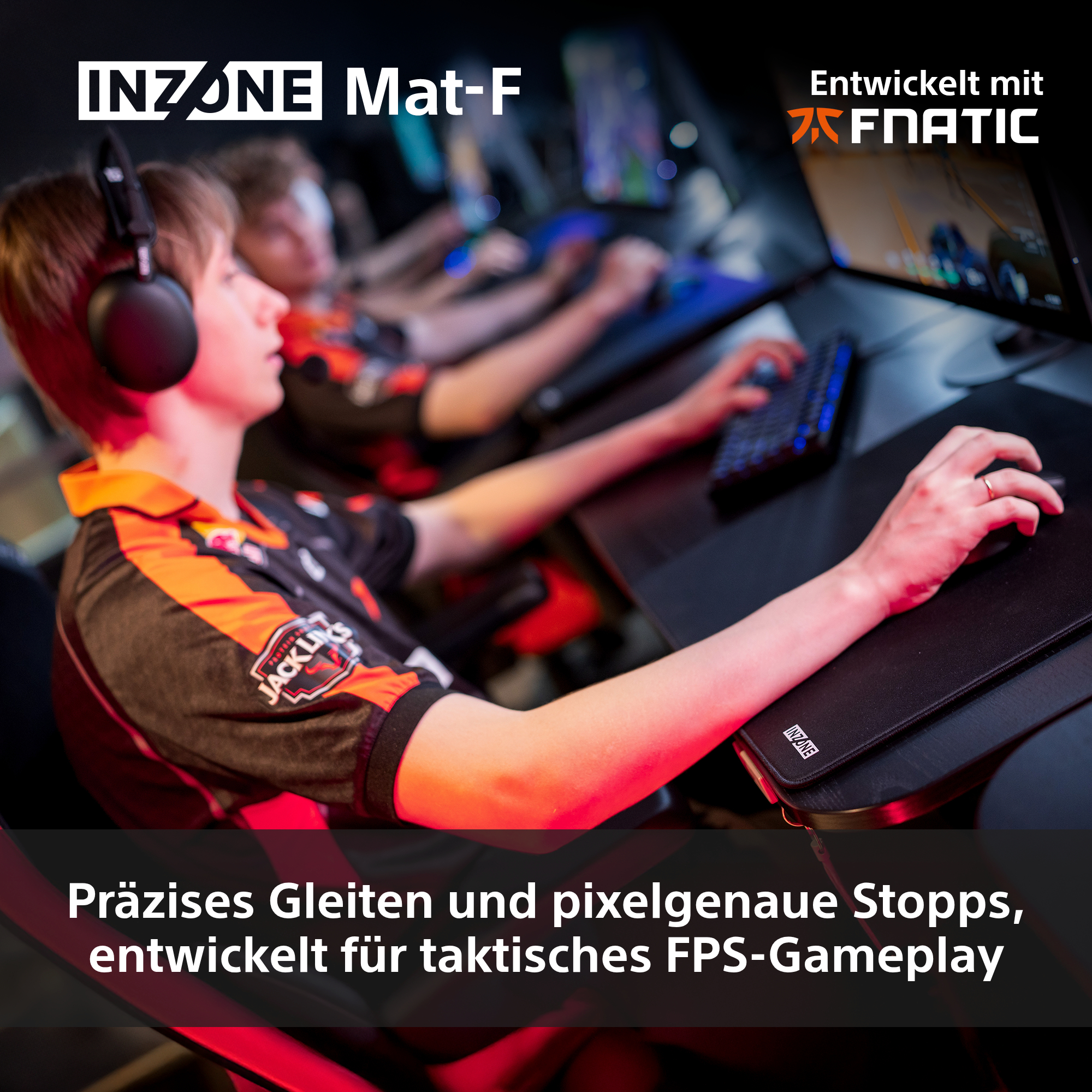 Gamer benutzen Gaming-Ausrüstung, Hände auf Maus und Tastatur. INZONE Mat-F-Mauspad im Vordergrund. FNATIC-Logo sichtbar.