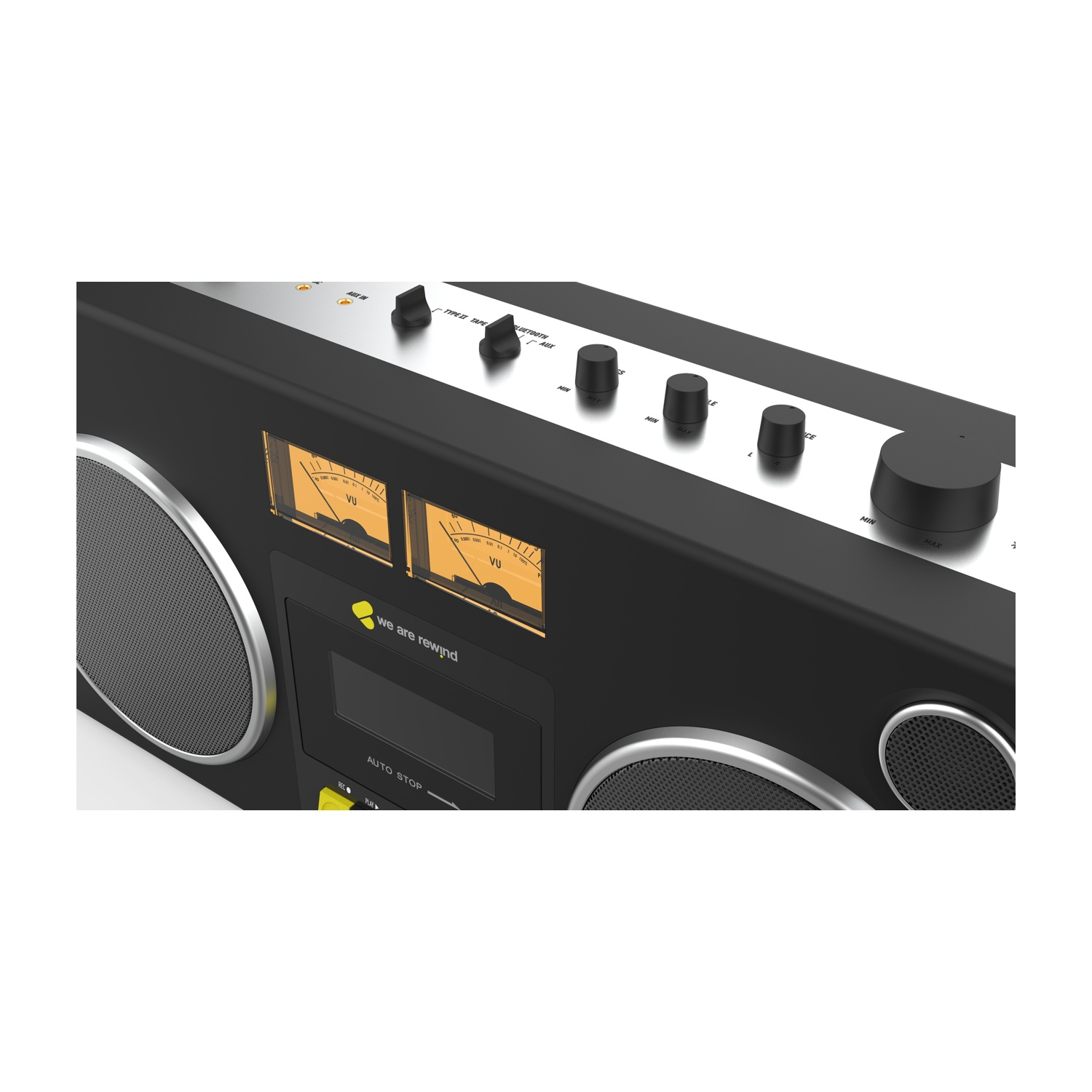 Boombox retrò nero e argento con quadranti, indicatori VU e altoparlanti. I controlli includono tape, bluetooth, aux, volume e sintonizzazione.