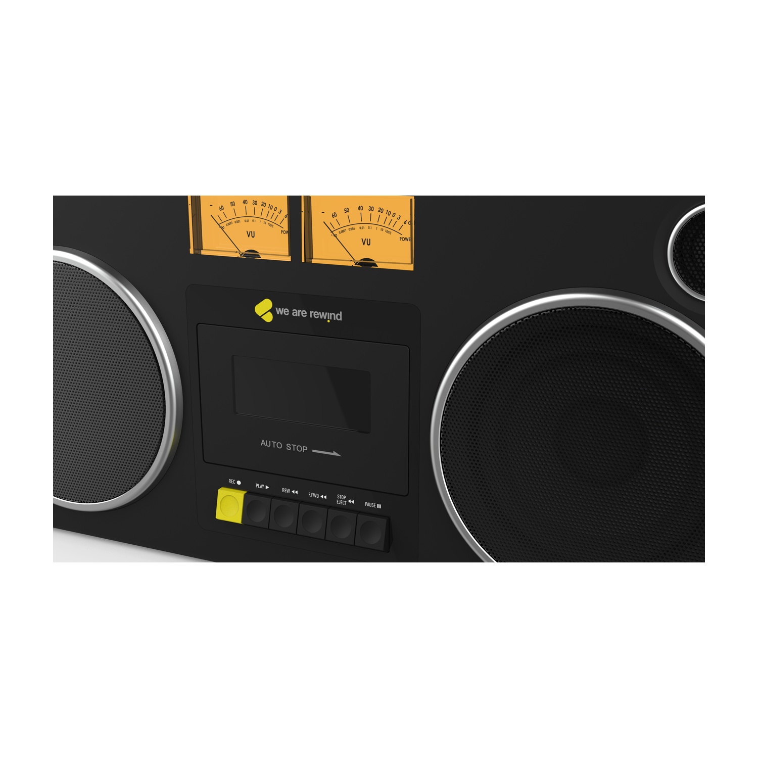 Boombox retrò nera con indicatori VU gialli, lettore di cassette, altoparlanti e pulsanti di controllo. Il marchio è 'we are rewind'.
