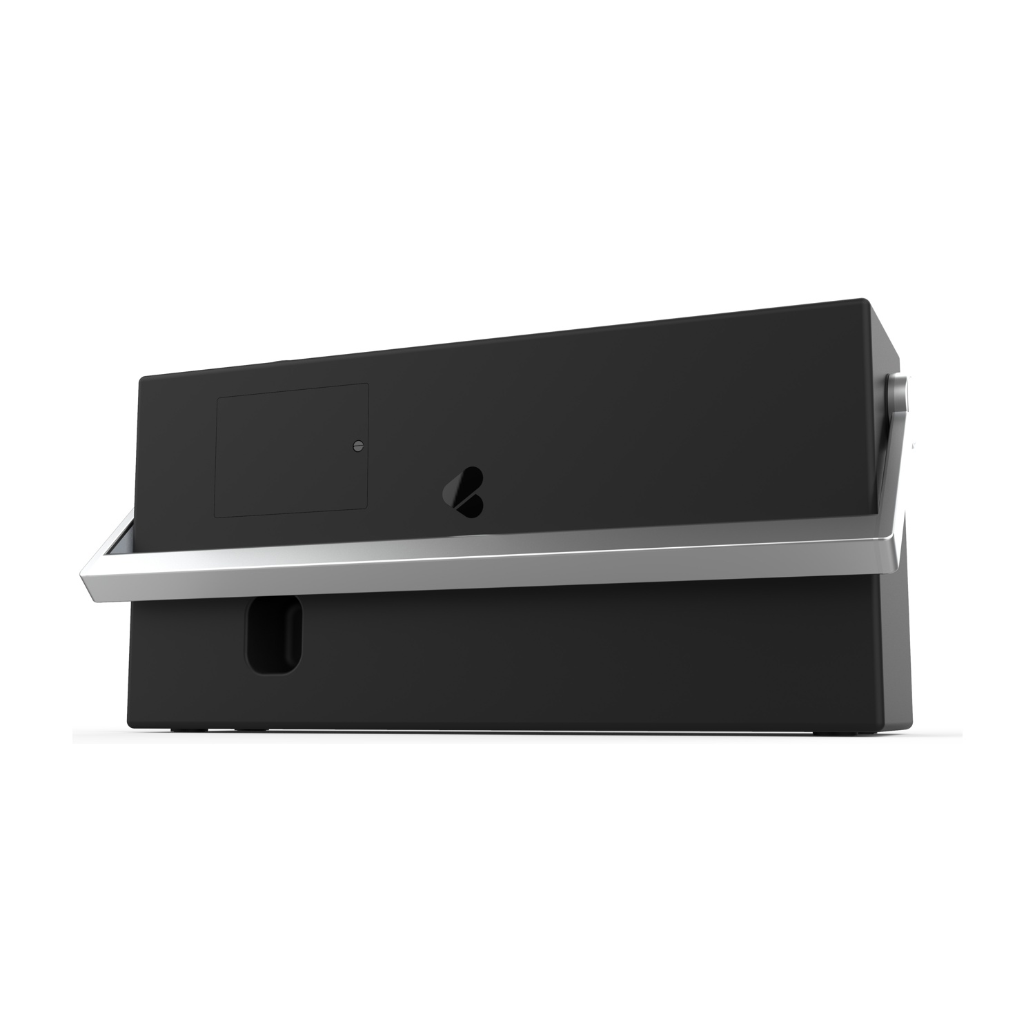 Dispositivo audio nero con finiture argento. Presenta un pannello incassato, una piccola apertura e un logo stilizzato su sfondo bianco.