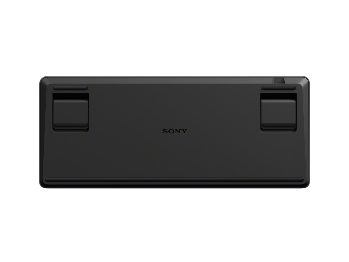 Schwarze Sony-Tastatur, Unteransicht. Mit zwei Ständern und dem Sony-Logo.