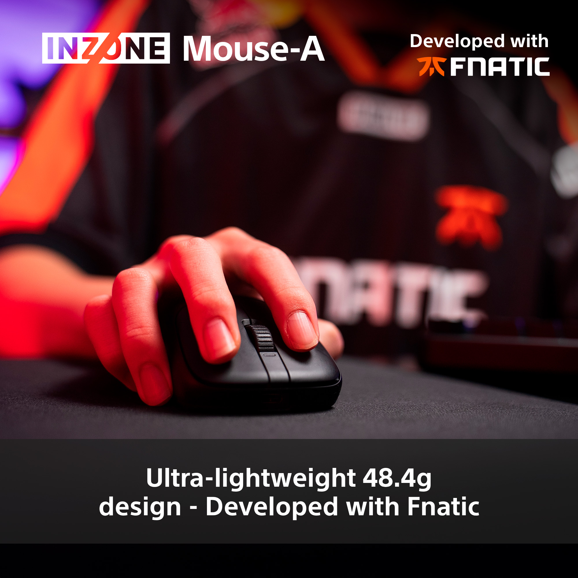 Una mano tiene un mouse nero INZONE Mouse-A. Il mouse è su una superficie nera. Sviluppato con Fnatic.