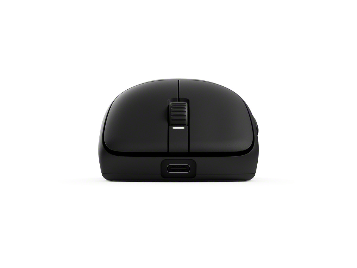 Un mouse nero per computer è centrato su sfondo bianco. Il mouse ha una rotella di scorrimento e una porta USB-C.