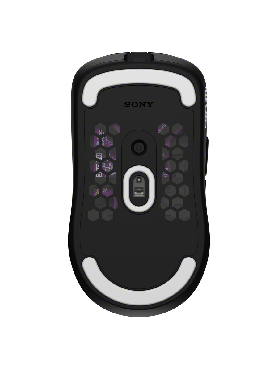 Mouse da gaming Sony nero, vista dal basso. Presenta cuscinetti curvi bianchi, motivo a nido d'ape, pulsante di accensione e un sensore. Logo Sony visibile.