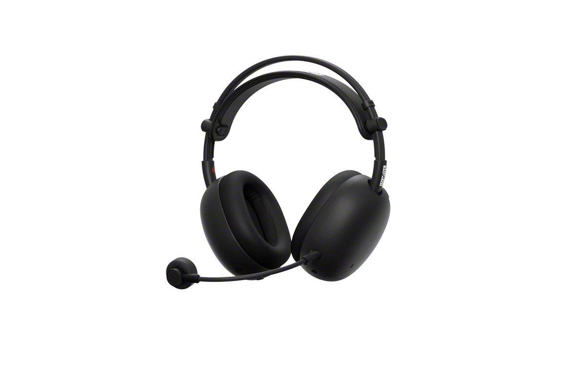 Schwarzes Headset mit Mikrofon. Das Headset hat große Ohrmuscheln und einen gepolsterten Kopfbügel. Das Mikrofon ragt aus der linken Ohrmuschel heraus.